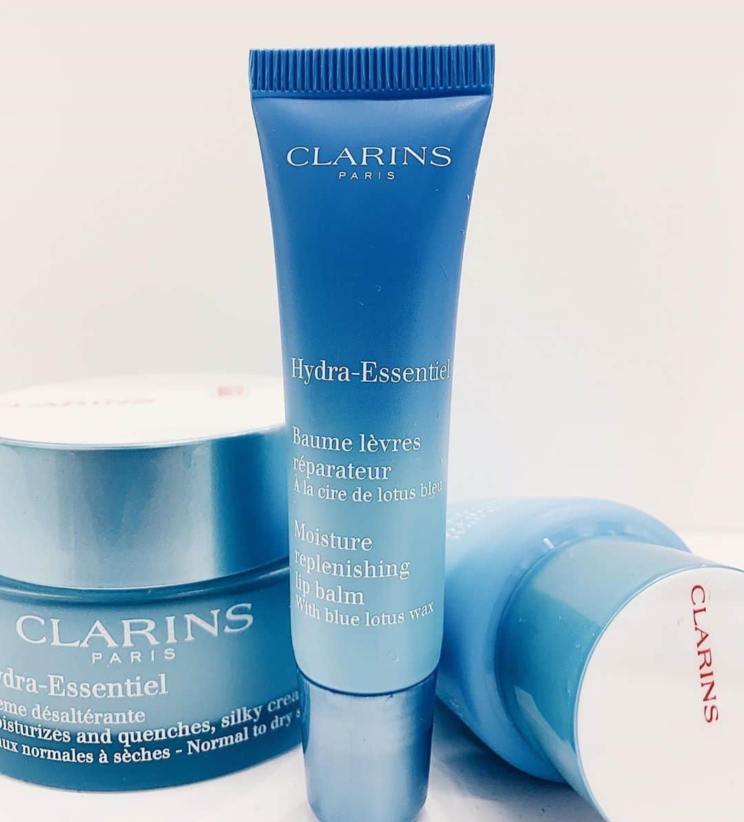 CLARINSさんのインスタグラム写真 - (CLARINSInstagram)「Stay hydrated out there 💦Our #HydraEssentiel family is powered with Leaf of Life extract to boost your skin's natural hydration in every season #ClarinsSkincare 📷: @macysbeauty_citycreek」6月12日 8時30分 - clarinsusa