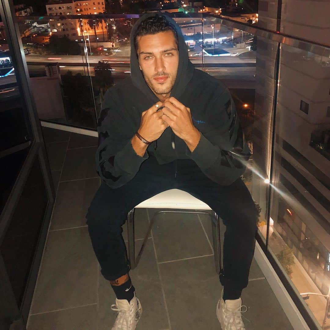 Steven Kellyのインスタグラム：「23 @ midnight 🤞🏼」