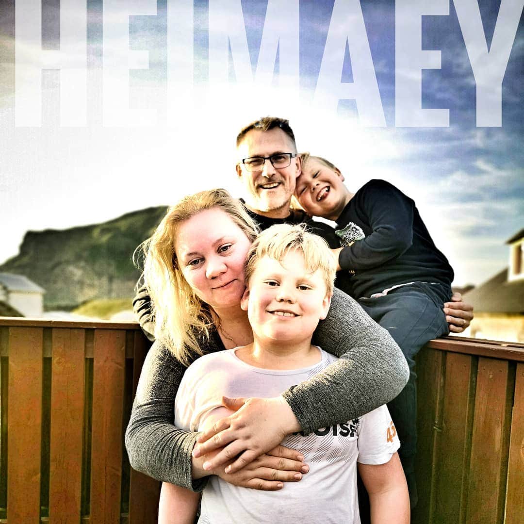 マヌー・ベネットさんのインスタグラム写真 - (マヌー・ベネットInstagram)「Took this photo of a family, my friends from Heimaey @sillaberg #heimaey」6月12日 8時33分 - manubennett
