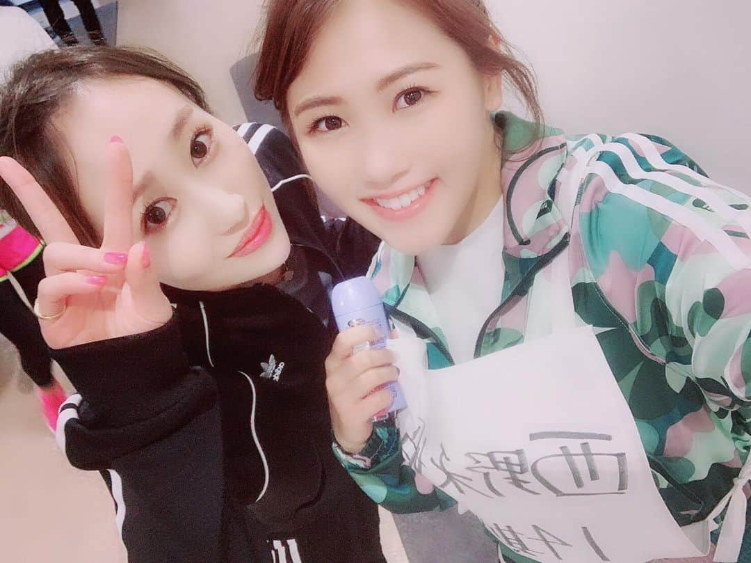 小林香菜さんのインスタグラム写真 - (小林香菜Instagram)「. ロンドンハーツ見て頂けたでしょうか😊？ 暴露では私自身の整形についてカミングアウトさせていただきました🤣 昔からやたら鼻やったって言われがちだったのですが鼻はやってません🤣多分バランス見てですがこれからも鼻は意外に気に入ってるので手を加えないと思います🤔 いかにやりすぎないでナチュラルに演じれるかが私のモットーです🤣笑 沢山ネットニュースになっててカミングアウトしたかいがありました🤭スッキリした〜。これからも事務所がNGじゃない限り攻めていきたいですが人の事は喋るつもりないので自分自身のことならなんでも話します✌️ DMで病院教えて欲しいなど色々きてますが今夜22時くらいからとりあえずインスタライブやりますね☺️✨ 写メは番組で整形失敗！！って言ってくれたみきちゃんと✌️ 昔から一方的にみきちゃん好きなんです☺️私の卒業公演にも出てもらったくらい好き👍 ただこの写真ほっぺになんかが反射してて本当に整形失敗に見える🤣笑 . #ロンハー #ロンドンハーツ #カミングアウト #整形 #元akb #みきちゃん #西野未姫」6月12日 8時44分 - kanaful