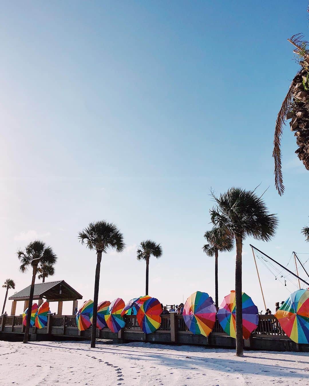 Dinara Mirtalipovaのインスタグラム：「A magical day spent at Clearwater Beach, FL. I love just sitting around and watching people. 🏖 #sketching」