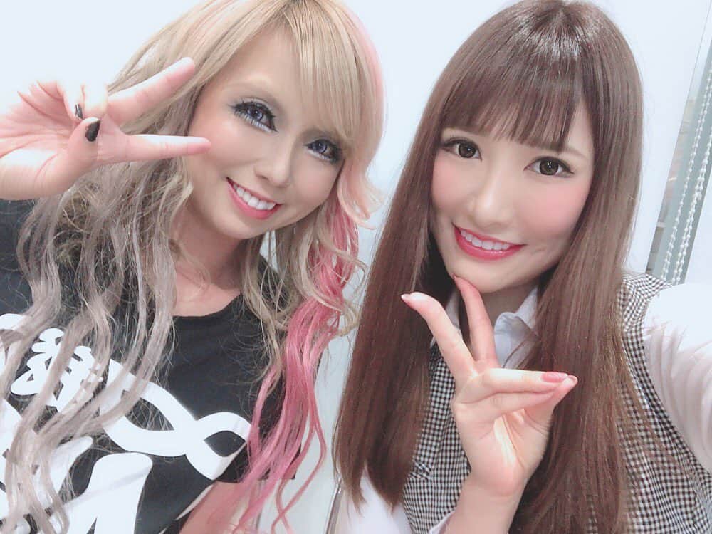 のインスタグラム：「先日、歌舞伎町の女王様カメラマンこと綾瀬凛様とオフ会をしました‼️ 異業種というか、今までにない組み合わせすぎて楽しかったです🤗 ずっとお会いしたかった方だったので一緒にお仕事できて嬉しかった🧸 M男騎馬隊さんのTシャツGETしました👍 来てくれたみなさん、物販買ってくれたみなさん、主催の梅ちゃんさんありがとうございました\( ˆoˆ )/」