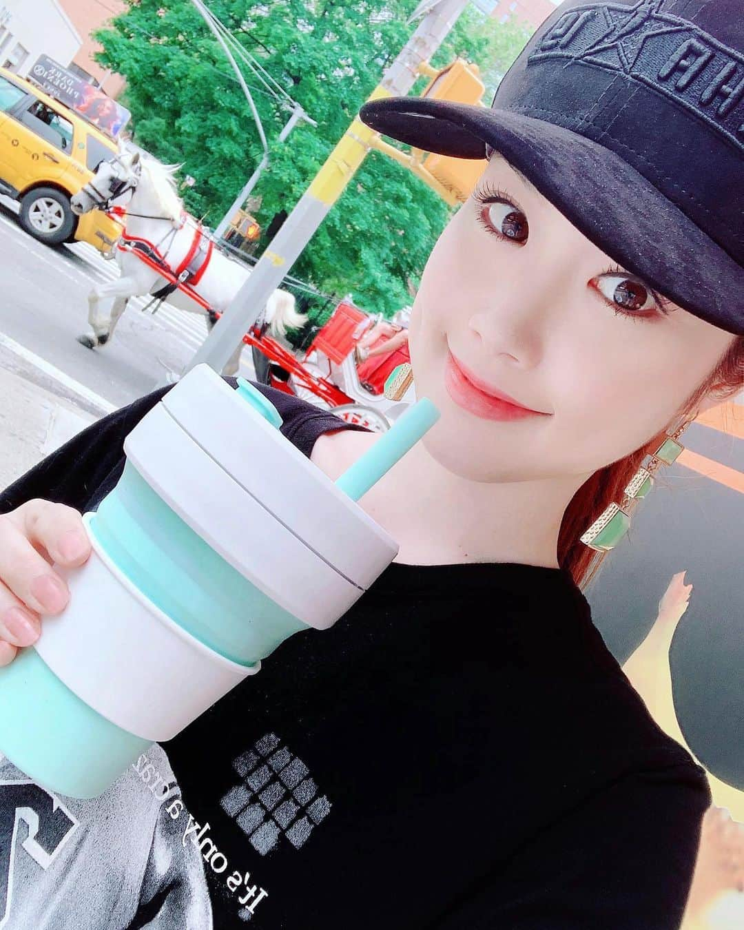 メロディー・モリタさんのインスタグラム写真 - (メロディー・モリタInstagram)「Be a part of the solution, NOT the pollution.💪 I've been staying hydrated by keeping my fave beverage in a collapsible, reusable, and leak-proof cup. It's also made from food grade, recyclable materials that comes with a removable straw. It indeed is difficult to completely end the use of plastic in a short period of time, but what we can do is to stop waiting for others to do it and make your own move. Let’s take it one step at a time to get closer to ending disposable culture.✨ ___________________________  プラスチックは軽くて丈夫で耐水性もあって便利な素材ですが、プラスチック製のレジ袋が完全に自然分解されるには1000年以上かかると言われています。このままプラスチック使用を続ければ、あと30年以内に海のプラスチックごみが海の魚の量を超えるかもしれないそうです。 全くプラスチックを使用しないというのは難しいかもしれませんが、私は出来るだけマイボトルやマイバックを持ち歩き、プラスチックの利用を減らしていけるように心がけています。 私が使っているこちらのカップは、リサイクルされた素材から作られた折りたたみ式のカップ＆ストローで、繰り返し使用することができます。 ほんの少しの個人の努力で世界全体でのプラスチック使用量は減らすことが出来ますので、国連で行われているSDGsの「健全で生産的な海洋の実現」に少しでもご協力いただけると嬉しいです✨ #NY #LOTD #SDGs #sustainableliving」6月12日 8時37分 - melodeemorita