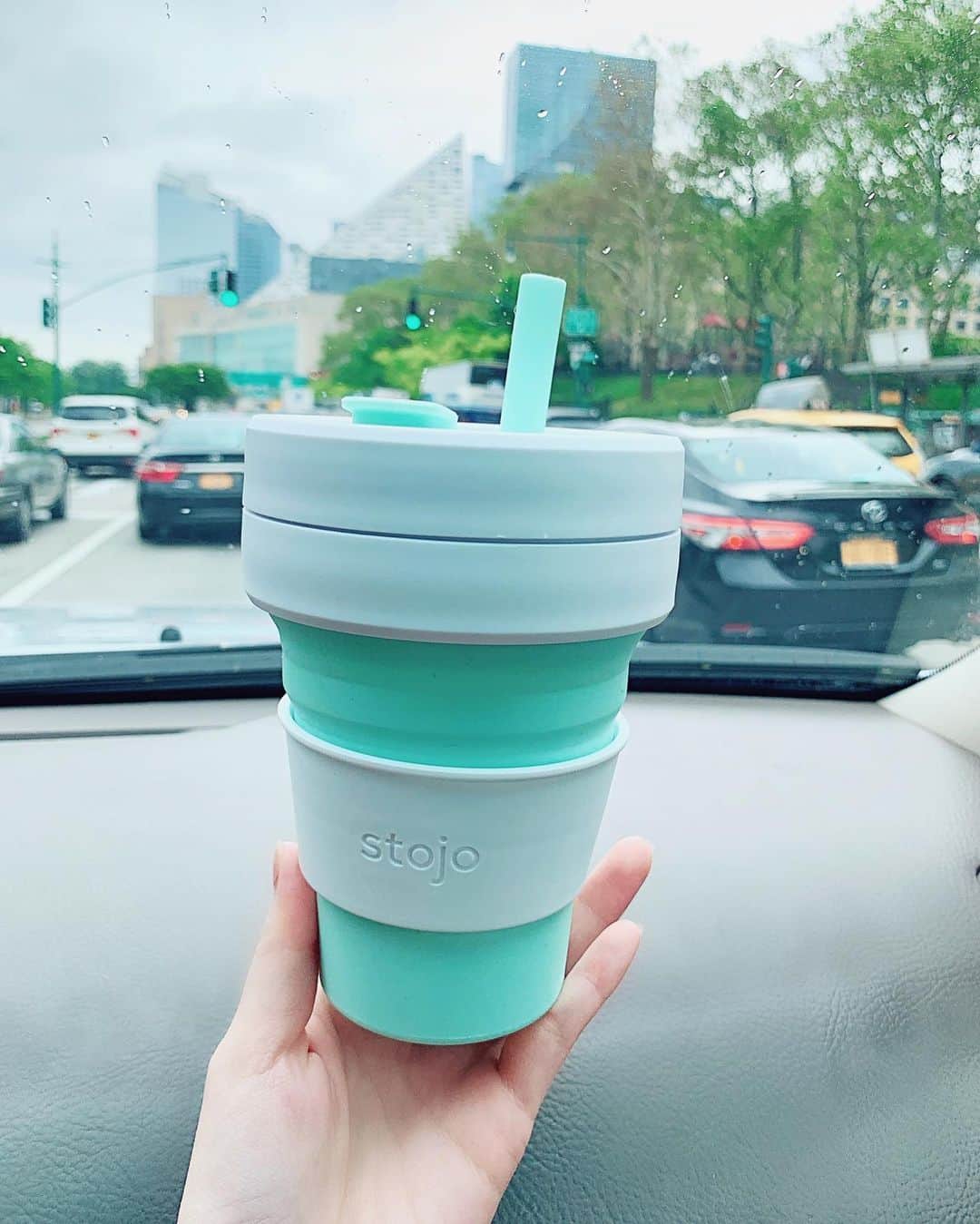 メロディー・モリタさんのインスタグラム写真 - (メロディー・モリタInstagram)「Be a part of the solution, NOT the pollution.💪 I've been staying hydrated by keeping my fave beverage in a collapsible, reusable, and leak-proof cup. It's also made from food grade, recyclable materials that comes with a removable straw. It indeed is difficult to completely end the use of plastic in a short period of time, but what we can do is to stop waiting for others to do it and make your own move. Let’s take it one step at a time to get closer to ending disposable culture.✨ ___________________________  プラスチックは軽くて丈夫で耐水性もあって便利な素材ですが、プラスチック製のレジ袋が完全に自然分解されるには1000年以上かかると言われています。このままプラスチック使用を続ければ、あと30年以内に海のプラスチックごみが海の魚の量を超えるかもしれないそうです。 全くプラスチックを使用しないというのは難しいかもしれませんが、私は出来るだけマイボトルやマイバックを持ち歩き、プラスチックの利用を減らしていけるように心がけています。 私が使っているこちらのカップは、リサイクルされた素材から作られた折りたたみ式のカップ＆ストローで、繰り返し使用することができます。 ほんの少しの個人の努力で世界全体でのプラスチック使用量は減らすことが出来ますので、国連で行われているSDGsの「健全で生産的な海洋の実現」に少しでもご協力いただけると嬉しいです✨ #NY #LOTD #SDGs #sustainableliving」6月12日 8時37分 - melodeemorita