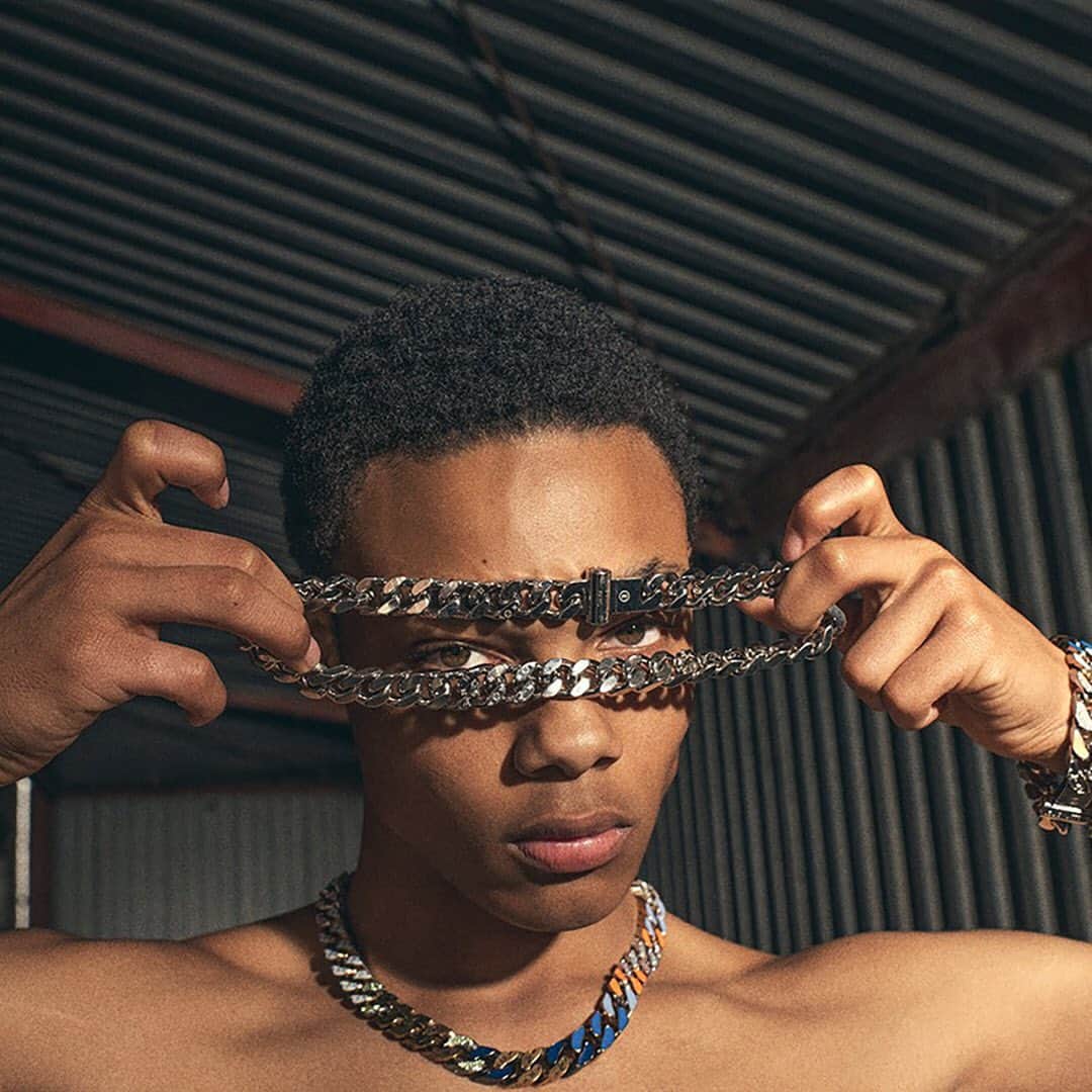 HYPEBEASTさんのインスタグラム写真 - (HYPEBEASTInstagram)「@hypebeaststyle: @louisvuitton gives a closer look at @virgilabloh's upcoming cuban link-inspired jewelry collection featuring ceramic rings, crystal embellishments, and bold hues. Click the link in bio for more details. Photo: @louisvuitton」6月12日 8時39分 - hypebeast