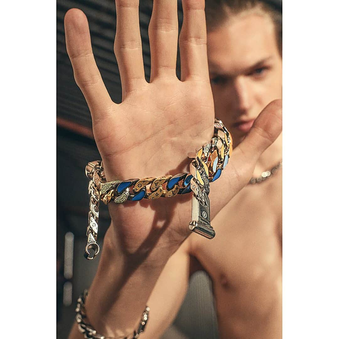 HYPEBEASTさんのインスタグラム写真 - (HYPEBEASTInstagram)「@hypebeaststyle: @louisvuitton gives a closer look at @virgilabloh's upcoming cuban link-inspired jewelry collection featuring ceramic rings, crystal embellishments, and bold hues. Click the link in bio for more details. Photo: @louisvuitton」6月12日 8時39分 - hypebeast