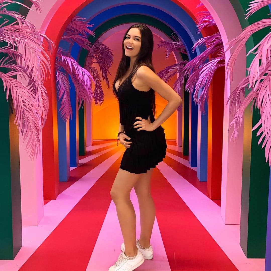 パオラ・ポーリンのインスタグラム：「Thank you @instagram for having me today! 🤳🥰 we had a great meeting!. Big things coming soon!!. - Swipe to see what I wrote on their wall! 😜😂 - Gracias #instagram por la invitación, tuvimos una excelente reunión! 🤳🥰, grandes proyectos vienen pronto!!. - Desliza para ver lo que escribí en su pared! 😜😂」