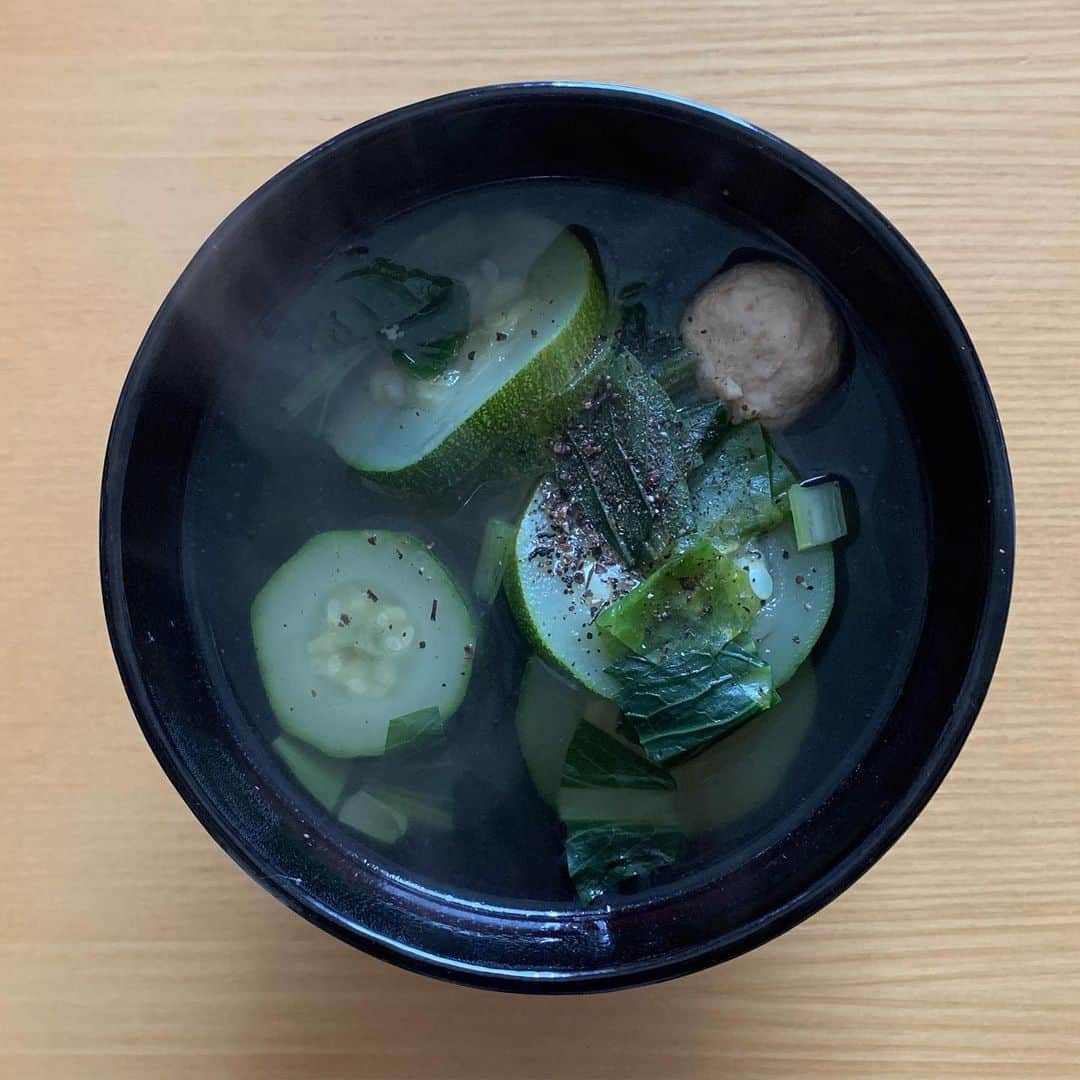 のインスタグラム：「野菜くず（根っことか端っことか皮とか）が冷凍庫のジップロックＬサイズにいっぱいになったらスープをとる。今朝はそれでズッキーニと小松菜と鶏団子の汁物にしました。味付けは塩のみ。 #すずき農園」