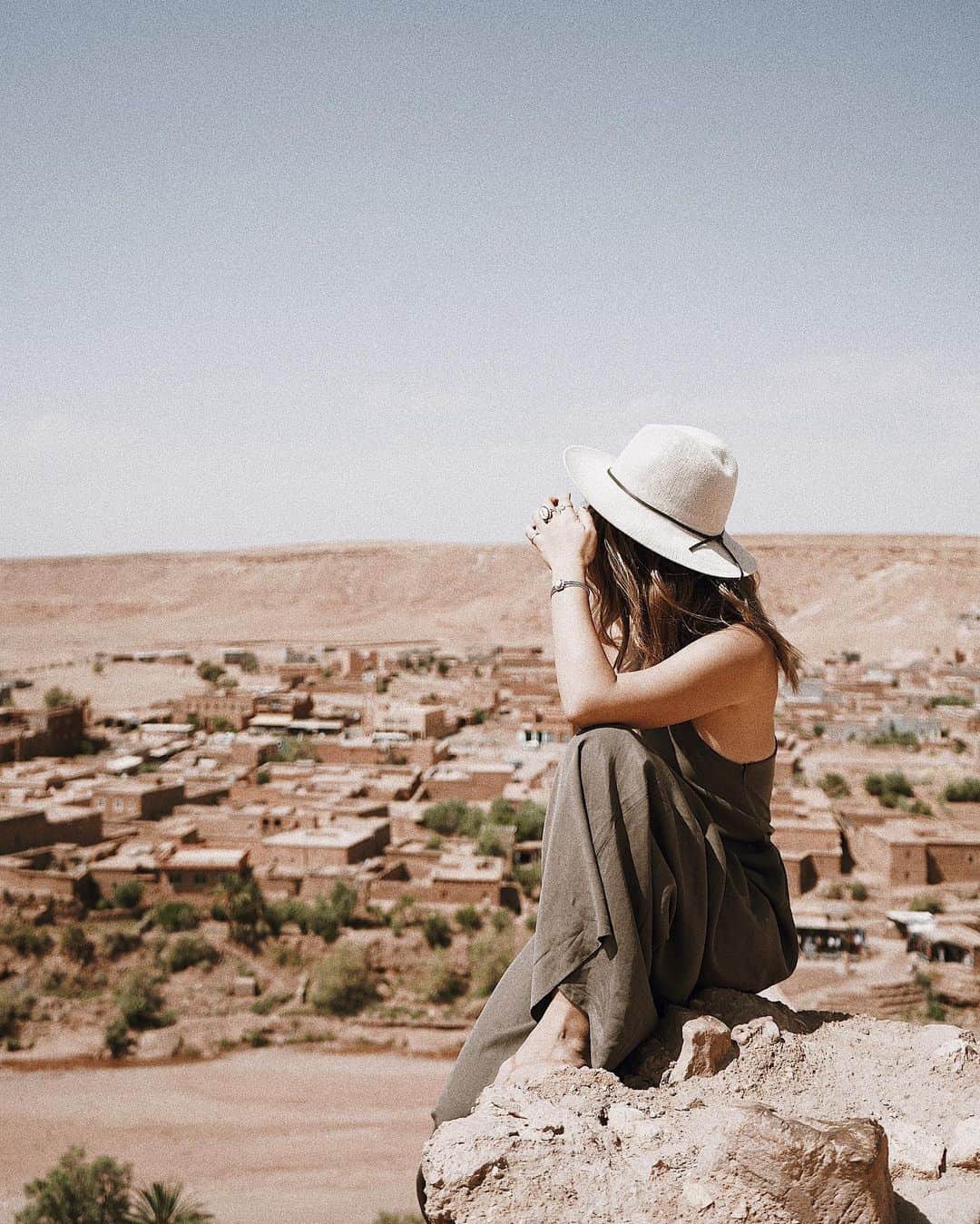 Manamiのインスタグラム：「📍Ait Ben Haddou 崖があるとついギリギリまで行きたくなってしまいます⛰ manashikatour in Morocco3つめの世界遺産🗺  jumpsuit @zara hut @urbanoutfitters ㅤ 📸 @fanfanirene」