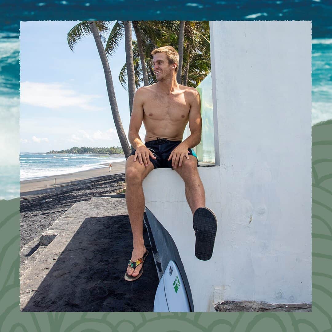 のインスタグラム：「@RyanCallinan, to know him is to love him. On board, he’s one of the most freakishly talented surfers on the planet. By land, his heart of gold and unfadeable grin make him a blazing inspiration for all walks. Get to know this Sanuker and his refreshing take on life’s ups, downs, lefts and rights. His latest, tell-all grin-terview is LIVE on @STAB now. Click the bio link! #Sanuk #SmilePassItOn」