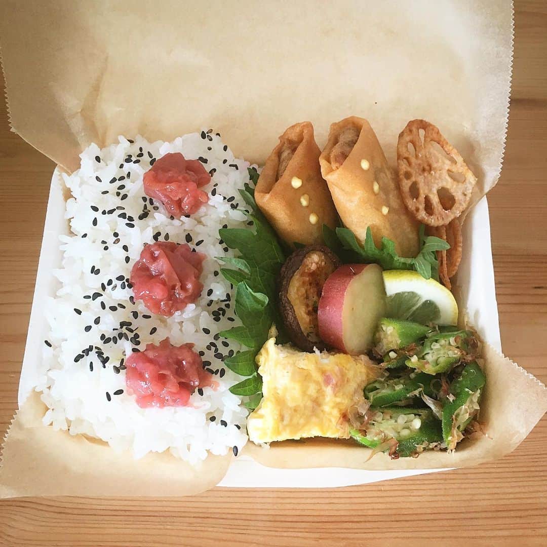 ecruのインスタグラム：「2019/06/12 (wed) またまた写真を撮り忘れましたが、昨日は👘レッスンでした。 終了式の方もいらっしゃいましたが、来月からさらに上のクラスで頑張って下さるとのことで、ありがたいです。 ・ 来月は、リクエストにより毎年楽しみにしている浴衣レッスンも👘 昔から半幅帯が大好きなので、今年も新しい帯結びがお伝えできればと思っています😊 ・ 今朝は、久しぶりに春巻きのお弁当〜♪ ・ ごま塩南高梅ご飯 春雨たっぷりの春巻き 椎茸のマヨチーズ焼き 鳴門金時のレモン煮 紅生姜入り卵焼き オクラのおかかポン酢和え ・ #gonben #お弁当 #obento #bento #lunch #lunchbox #food #foodpic #foodphoto #ごん弁当 #instafood #instagood #yummy #love #japan #japanesefood #大学生弁当 #thankyou #onthetable #日々 #暮らし #お弁当記録 #ランチボックス  #使い捨て弁当箱」