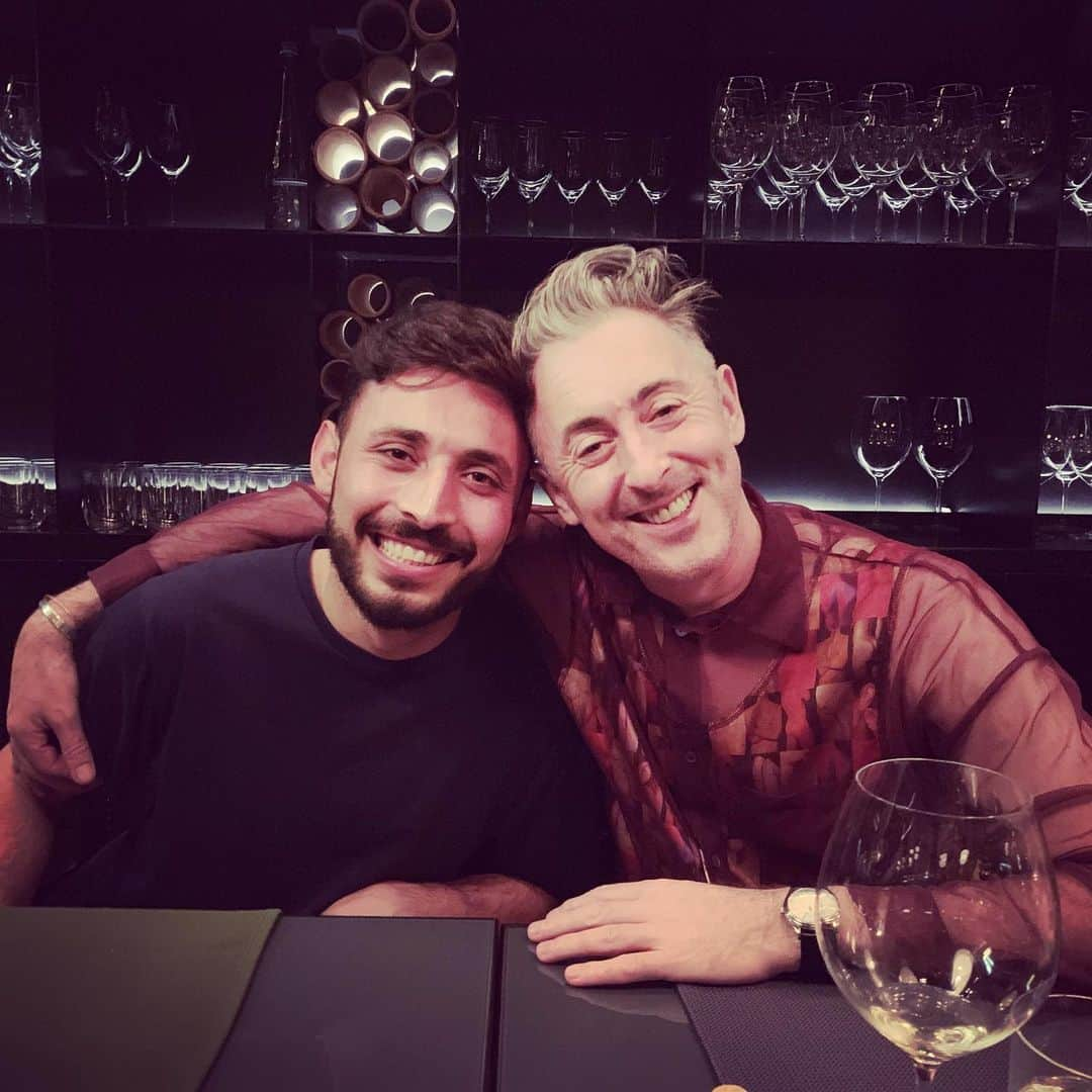 アラン・カミングさんのインスタグラム写真 - (アラン・カミングInstagram)「Tonight I had dinner with my old friend @its.hasanali  We met a few years ago in Lebanon where he was a refugee from Syria and I was on a mission with the UNHCR. Hasan was resettled to the Netherlands and that is where we met up tonight. I’m so proud of him for learning English and Dutch and making a life for himself here and volunteering and planning the next stage of his education. He is an inspiration to me, as is @refugees (the UN Refugee Agency) which is the reason for us knowing each other!」6月12日 9時02分 - alancummingreally