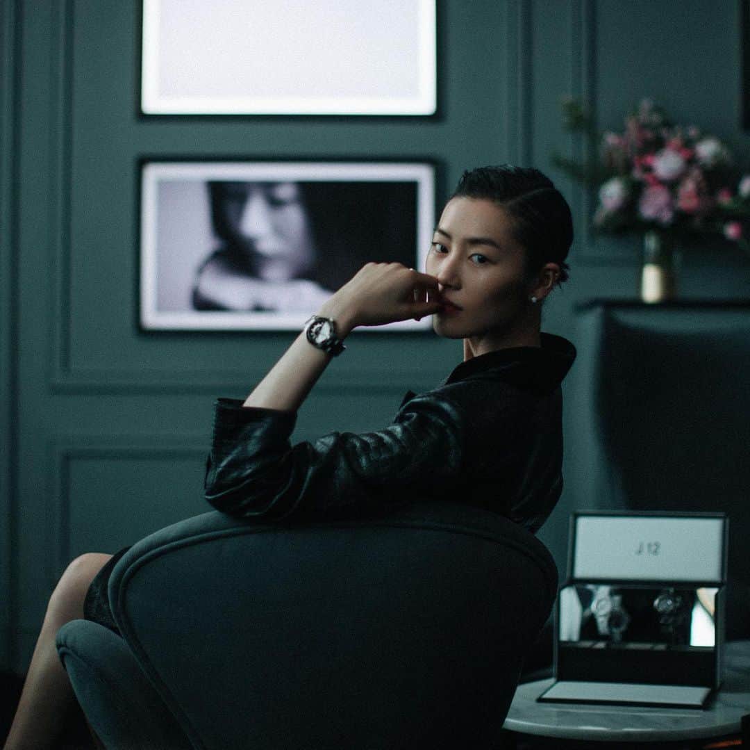リウ・ウェンのインスタグラム：「Retro or futuristic? @chanelofficial #ItsAllaboutSeconds」