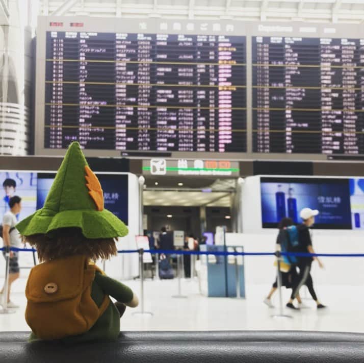 のインスタグラム：「オフィシャルムーミンツアー🇫🇮夏至ツアーが本日出発です✈︎ 今年で記念すべき10年目となったこの夏至ツアー✨盛りだくさんの内容が7日間にギューッと凝縮されたムーミン視点の特別なフィンランドツアーですよ。 「フィンランドムーミン便り」でおなじみ現地在住のムーミン研究家 森下圭子さんのご案内日があるほか、ムーミンキャラクターズ社の特別訪問、「ムーミンパパ海へ行く」の舞台となったと言われる灯台の島、ムーミンにまつわる２つの美術館とムーミンワールド。 そしてフィンランド人の暮らしに欠かせない森の中にあるファームでのやかんコーヒー、スモークサウナなど、他のツアーやひとり旅ではなかなか実現できない旅！日本では味わえない空気をたくさん吸ってきてね！ #オフィシャルムーミンツアー  で参加者の皆さんが現地の様子をおすそ分けしてくれるかもしれませんよ。 時々覗いてみてね😌 #PEIKKOスタッフはお見送り #リュックを背負ったスナフキンは非売品 #ムーミン #ムーミンカフェ #スナフキン #オフィシャルムーミンツアー #成田空港 #moomin #peikko #officialmoomintour」