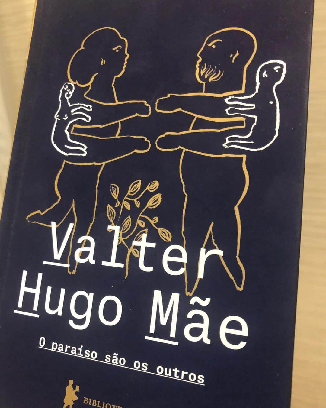 ファチマ・ベルナルデスさんのインスタグラム写真 - (ファチマ・ベルナルデスInstagram)「Preparando o coração pro dia dos namorados. Esse livro fala sobre o amor. O autor é português e o amor é visto por ele através dos olhos de uma menina. Tudo muito simples, belo e poético, como deve ser. Arraste pra ler um trecho de #OParaisoSaoOsOutros.」6月12日 9時11分 - fatimabernardes