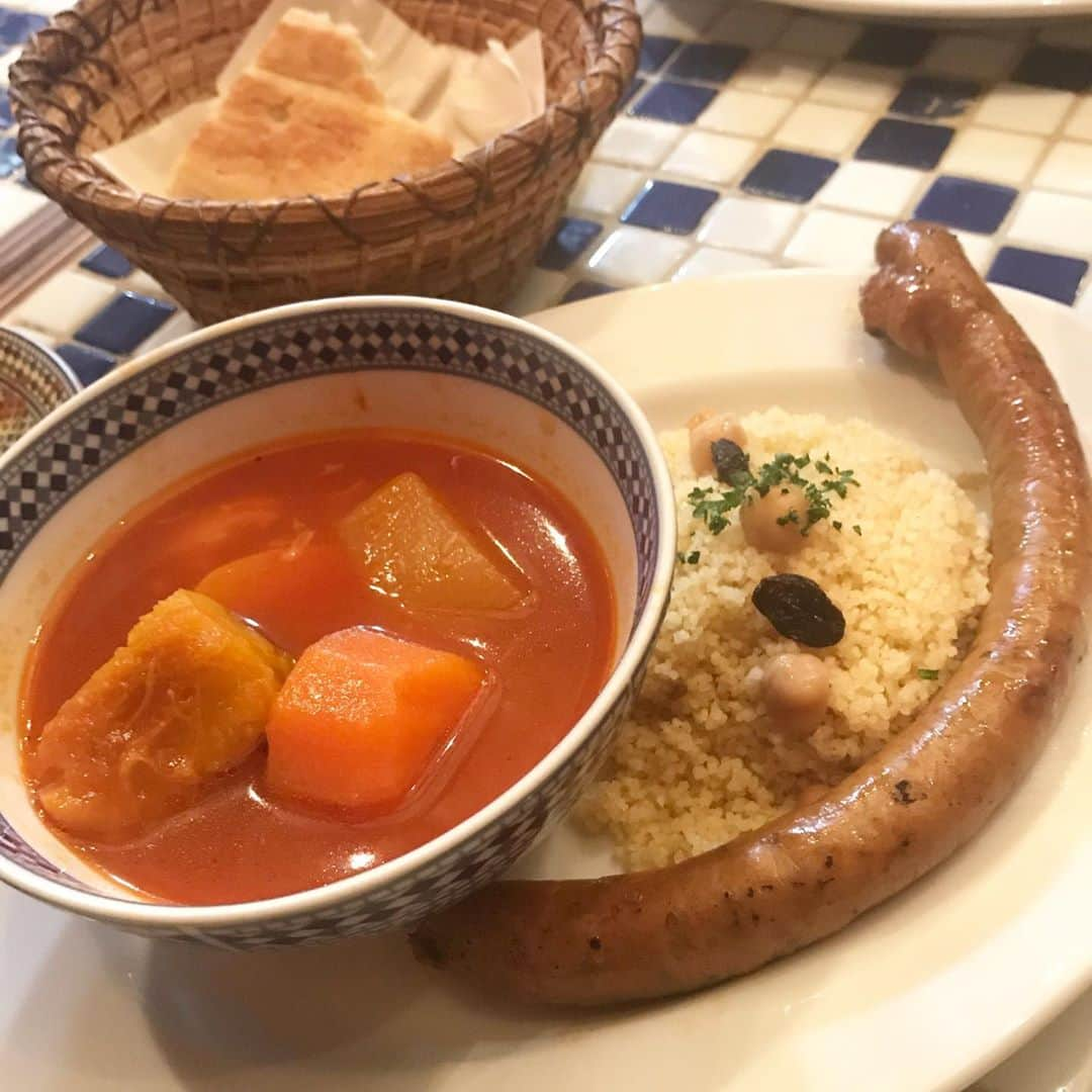 前田典子さんのインスタグラム写真 - (前田典子Instagram)「#モロッコ料理🇲🇦 #ダールロワゾー  #タジン #クスクス #白桃の生ハム巻き 👍😆 #ラムとパクチーのモロッコ風水餃子 #モロッコタイルとランプ  #モザイク柄のお皿やら #可愛いお店💕  かほりちゃんの旦那様がシェフ👨‍🍳 ダールロワゾーのマダム @kaori_fujii  #藤井かほり ちゃん @iwaiyoshie よしえちゃん と @hibinoya と  美味しかった😆 おしゃべりが止まらない😁 昔話に花が咲く🌼 マダムおススメのワインが🍷👍 #マエノリグルメ」6月12日 9時13分 - maenorichang