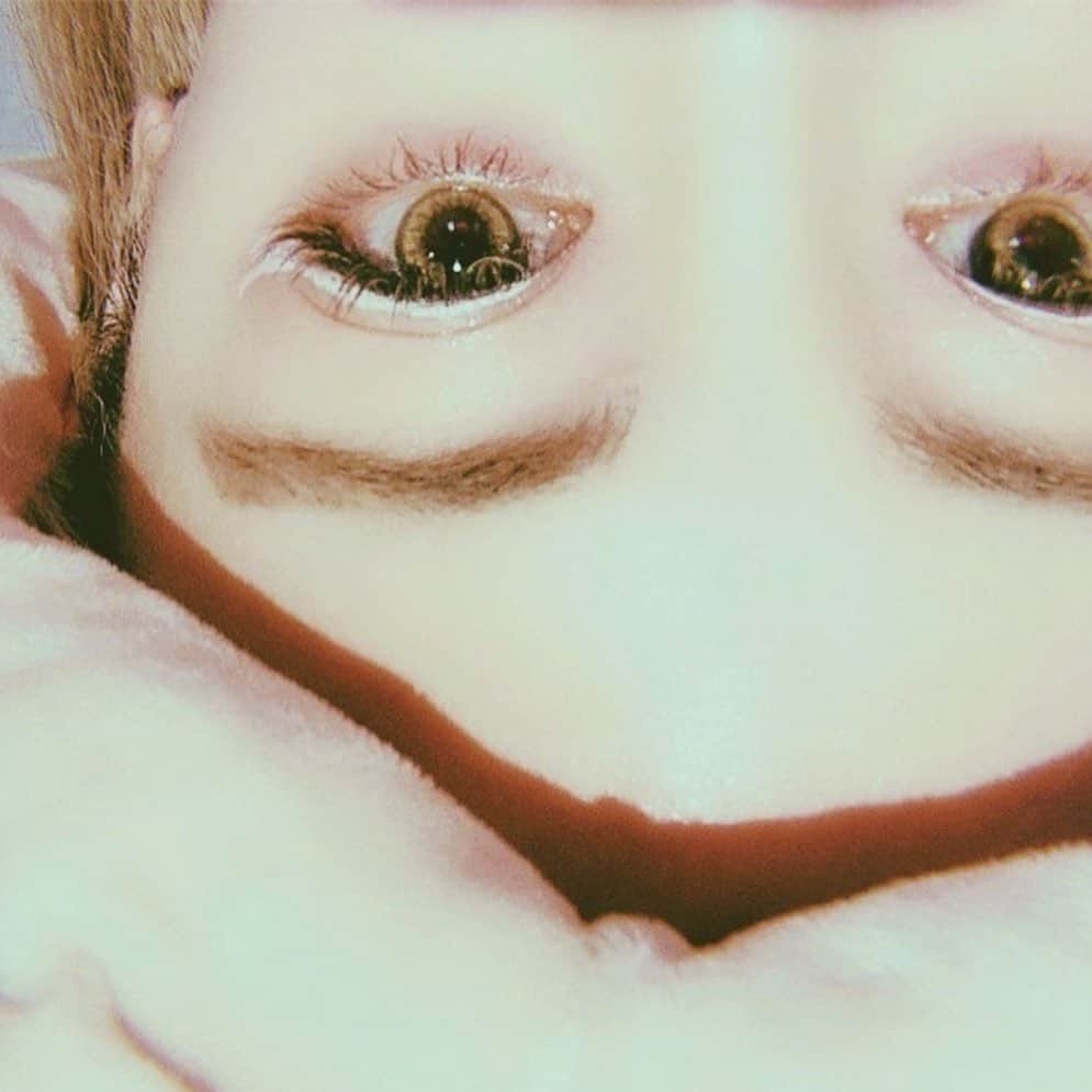のインスタグラム：「. . . #uzueyeopeningliner のwhiteやっとげっと♡ ずっと欲しくてでも白だけどこも無くて. 新宿の色んなとこ回ったけど無くて、近所もやっぱり無くて、しかもわりとずっと無くて. あーあーあ。って思ってたら 普通に渋谷の薬局にあってやっと買えました☺︎♡ . アクセントになるのは見たら分かるんだけどなんとなく！顔に！透明感出る気がする♡ この日はホワイトでワントーンコーデに合わせました✌︎(またupするね)個人的にマツエクのカラーと相性良くてお気に入りすぎる✌︎. .  Twitterに載っけたら公式アカウントさんがリプくれて！普通のライナーの下地にも使えることを教えてくれました🦋超万能！. でもみほは白として使おーと思います✌︎💋. . . .  #flowfushi #cosme #コスメ #フローフシ #makeup #メイク #白ライン #アイライナー #カラーライナー #ドラックストアコスメ #ホワイトメイク」