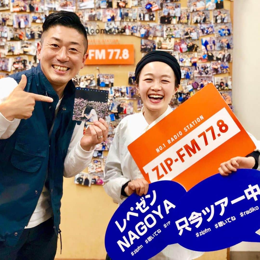 のインスタグラム：「雨男と雨女。  ぶつかり合うと、雨雲も困惑するらしい笑  昨日の夜もまた、NakamuraEmi @nou.emi というアーティストの新たな魅力が引き出されていた！  Emiちゃん自身が持ってる歌や声やキャラクターのポテンシャルを、バックで支えるカワムラヒロシさんはじめとするバンドメンバーが、どんどん引き出していく。 「かかってこいよ」  と言わんばかりに、次から次へと「ばけもの」のような高度な技で、Emiちゃんを更なる高みへと導いていく。  まさに、「相棒」。 人に支えられることにいつも感謝するEmiちゃんだからこそ、もっと応援したいと、周りの「モチベーション」も上がるんだと思う。  ダイアモンドホールの外に出ると、困惑してた雨雲もホッとしたように雨を降らしてた。  そんな時は、 「雨のように泣いてやれ」  Emiちゃん、お店オープンしたら、遊びに来てね！  #tdx #nakamuraemi #ばけもの」