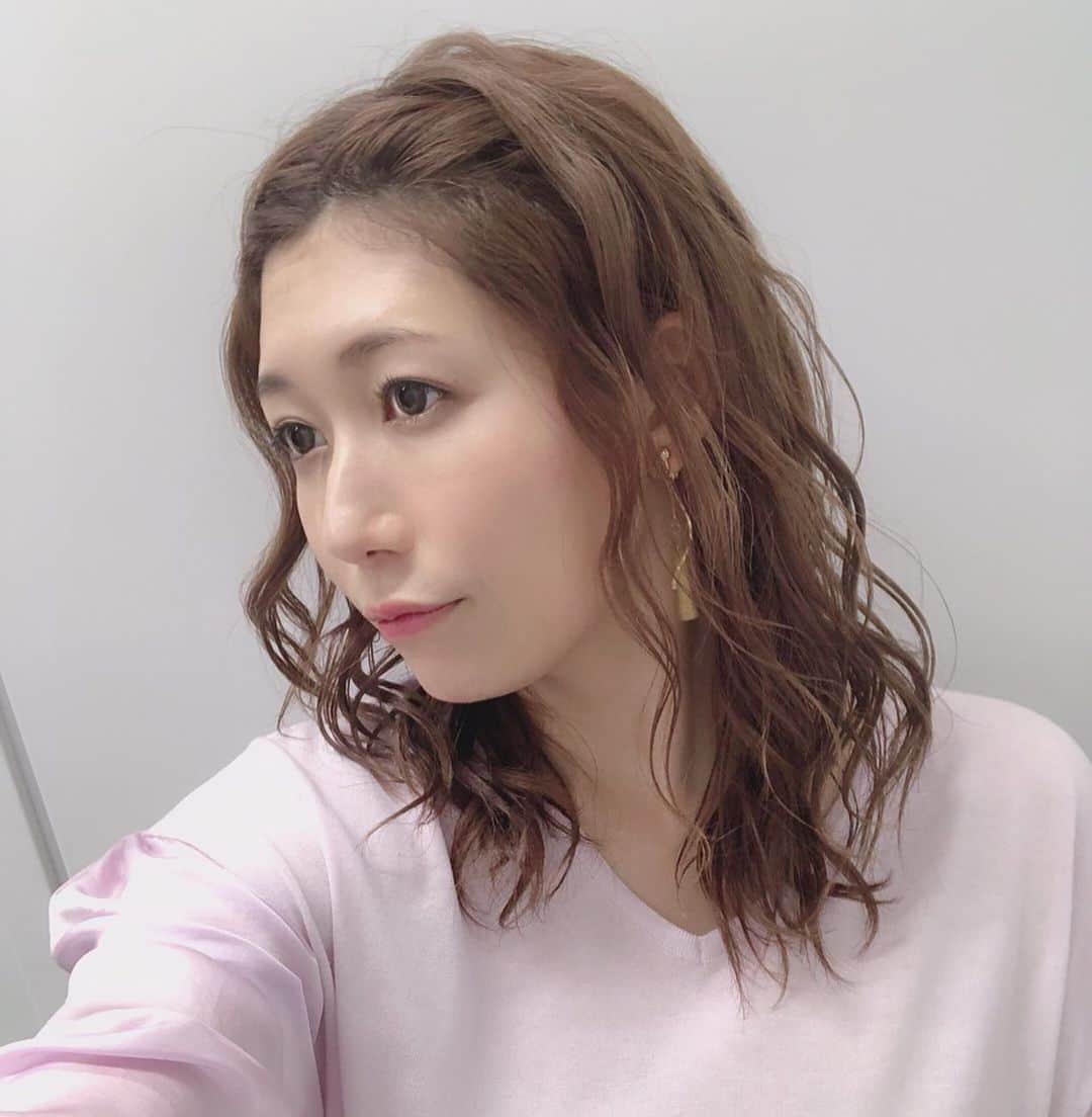 穂川果音さんのインスタグラム写真 - (穂川果音Instagram)「スッキリ、おデコ出しー！  #アベプラ #abematv  #weather #weatherforecast #気象予報士 #穂川果音 #instastyle #instahair  #ヘアアレンジ #巻き髪 #hair #hairstyle #hairarrange #ほかのん #hairstyles #イヤリング #hairstyling #おしゃれ #ニット #春コーデ #ダウンスタイル #ゆる巻き #巻き髪 #前髪 #前髪アレンジ #ネジネジアレンジ」6月12日 9時18分 - hokawakanonn