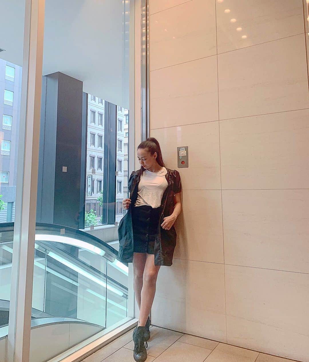 のインスタグラム：「ある雨の日☔️☔️ #rainingday☔ #mylook #cartier #chanel #harrywinston #louisvitton #saintlaurent  #uniqlo #happy #goodvibes」