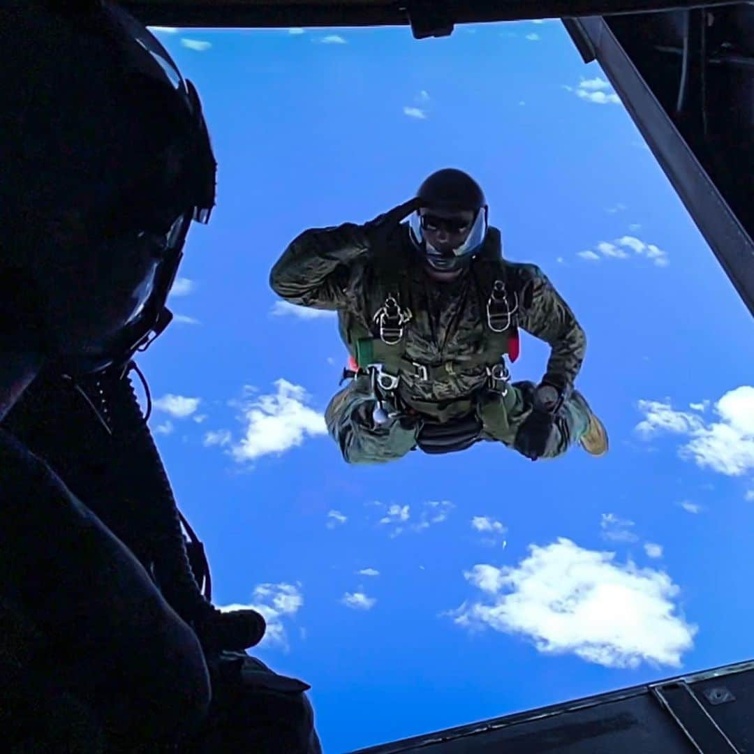 アメリカ海兵隊さんのインスタグラム写真 - (アメリカ海兵隊Instagram)「Which is the best pose...1, 2, or 3? (@mcb_hawaii photos by Cpl. Luke Kuennen)  #Vote #CommentBelow #USMC #Marines #MarineCorps #Marine #Military #Training」6月12日 9時28分 - marines