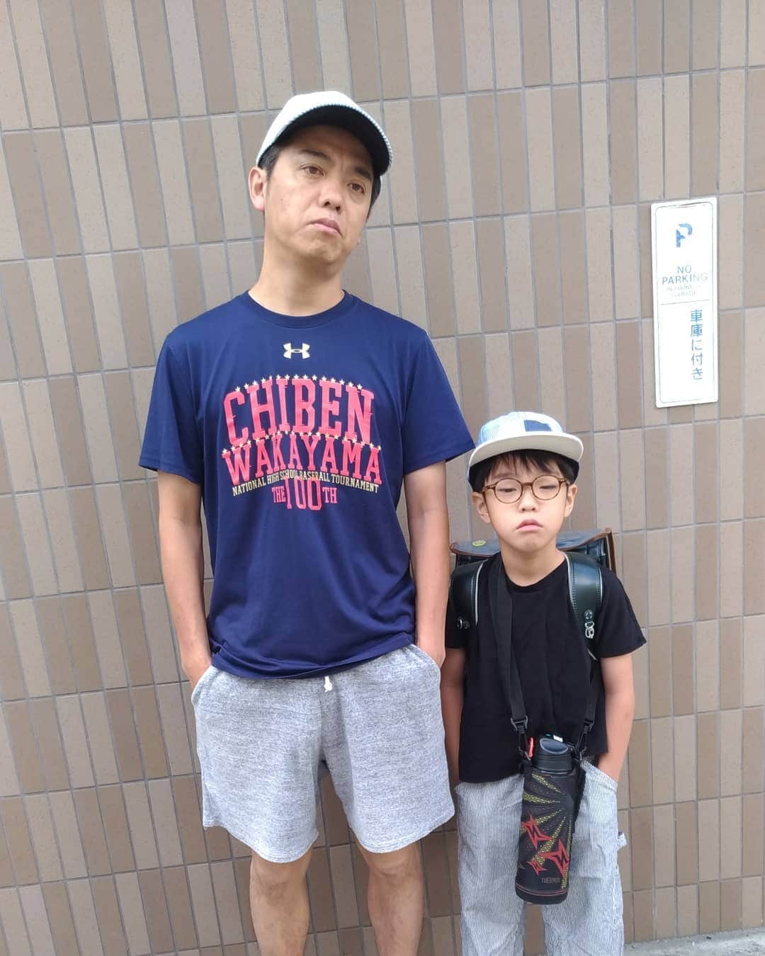 かみじょうたけしさんのインスタグラム写真 - (かみじょうたけしInstagram)「おはようぜ！ #小学校送りスタイル  #今日は早くでな #ええ顔しよる #とーちゃん眠い #よなよな #智辯和歌山  #香西かおりさんに頂いた帽子 #お前かわいいなぁ」6月12日 9時28分 - takeshikamiziyou