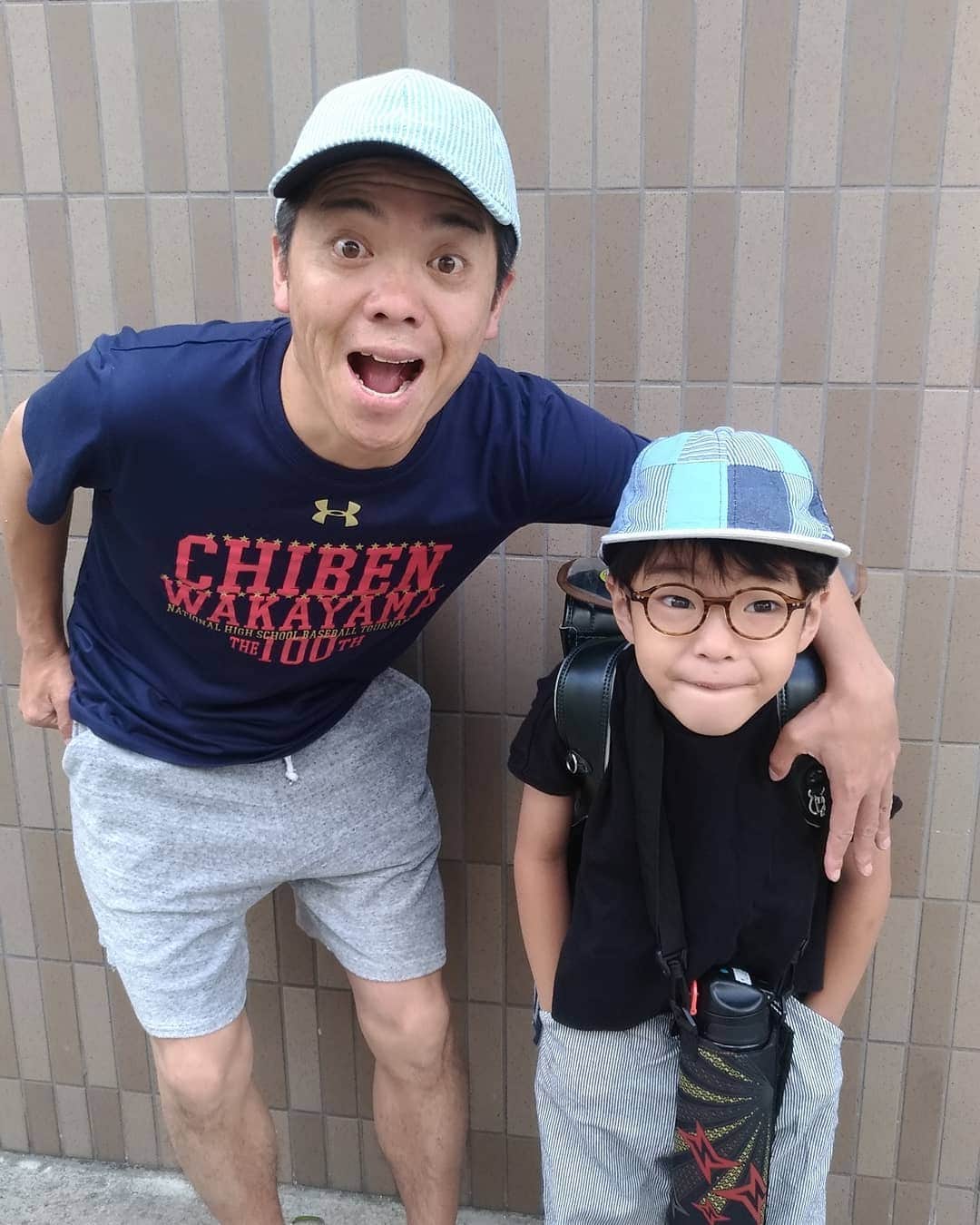 かみじょうたけしさんのインスタグラム写真 - (かみじょうたけしInstagram)「おはようぜ！ #小学校送りスタイル  #今日は早くでな #ええ顔しよる #とーちゃん眠い #よなよな #智辯和歌山  #香西かおりさんに頂いた帽子 #お前かわいいなぁ」6月12日 9時28分 - takeshikamiziyou
