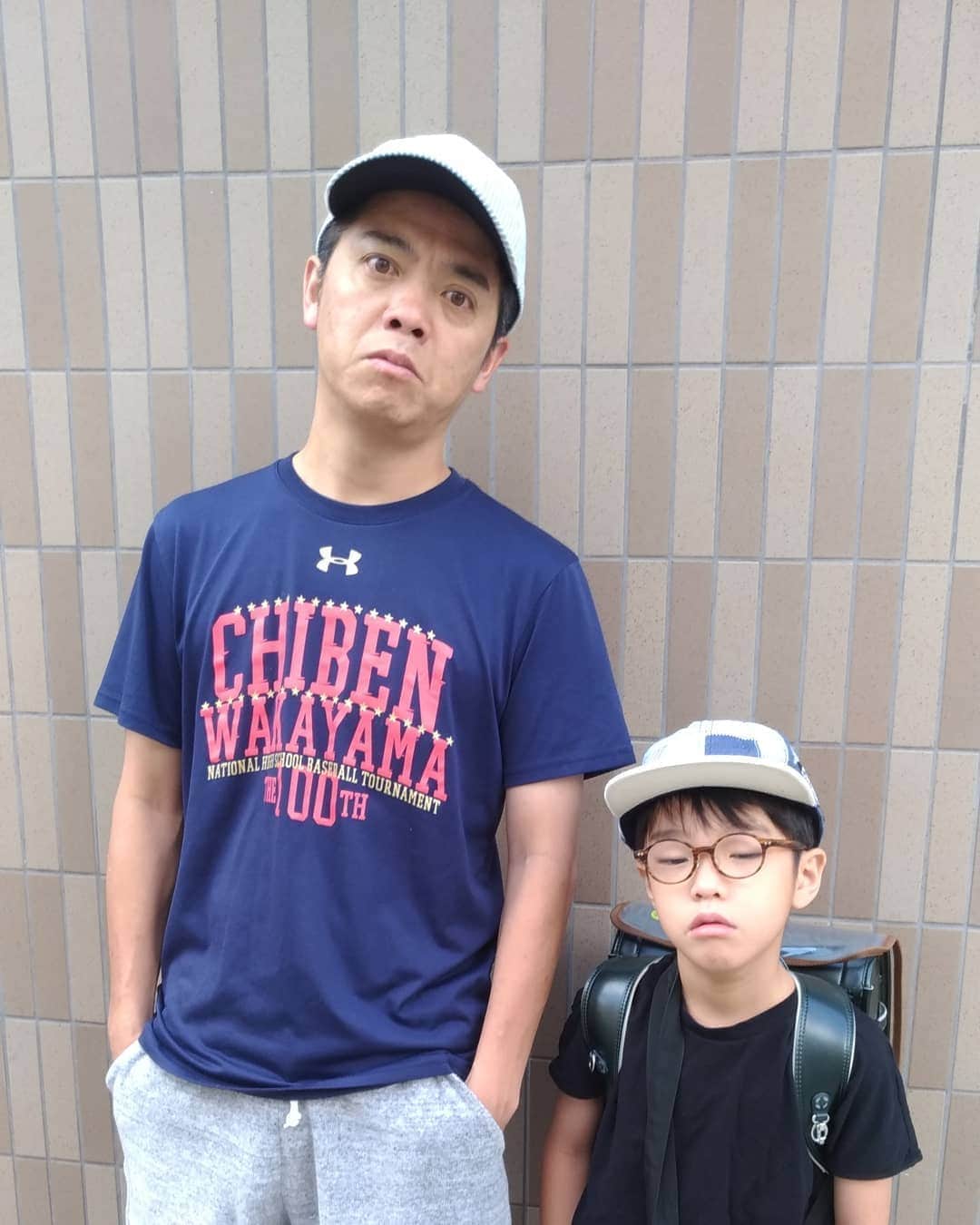 かみじょうたけしさんのインスタグラム写真 - (かみじょうたけしInstagram)「おはようぜ！ #小学校送りスタイル  #今日は早くでな #ええ顔しよる #とーちゃん眠い #よなよな #智辯和歌山  #香西かおりさんに頂いた帽子 #お前かわいいなぁ」6月12日 9時28分 - takeshikamiziyou