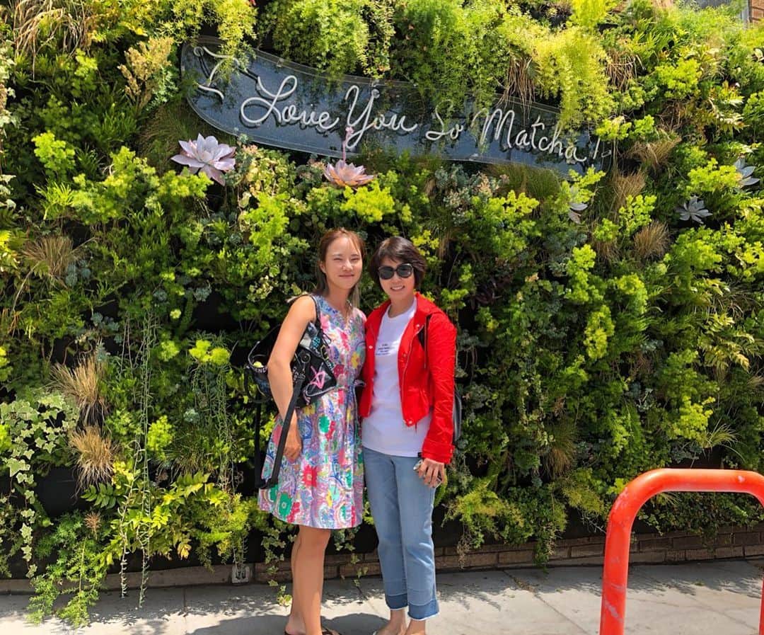 のインスタグラム：「Traveling with mom this month🙃」