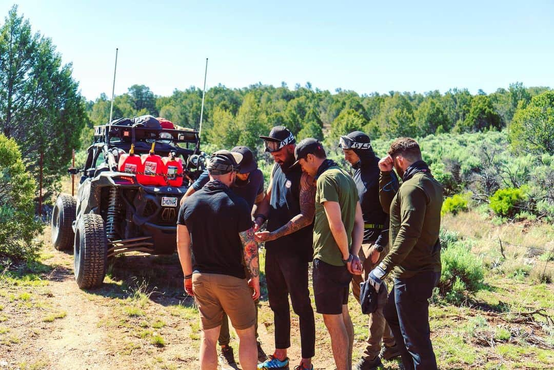 ネイサン・アンダーソンさんのインスタグラム写真 - (ネイサン・アンダーソンInstagram)「Drove 200 dusty miles to hike 10, and it was good. #naturegang #thirstyboys #dudesondudes #kindalost」6月12日 9時40分 - nathanandy