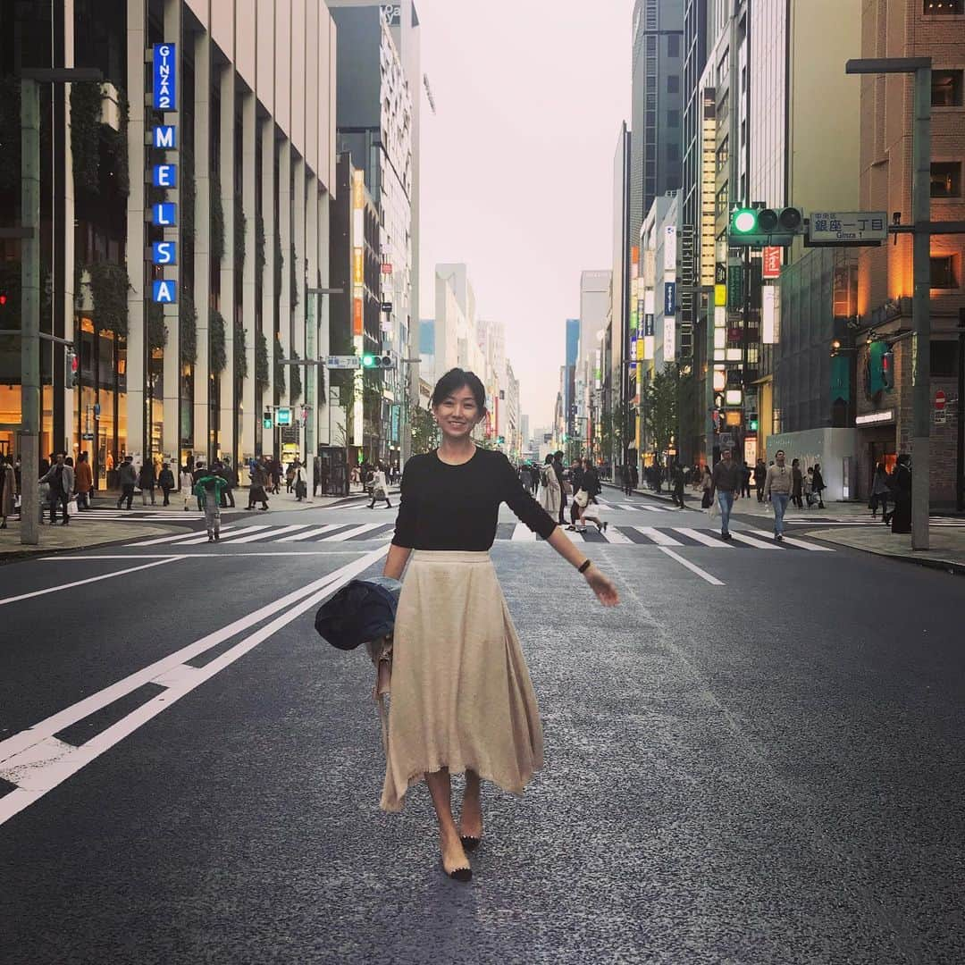 近藤しづかさんのインスタグラム写真 - (近藤しづかInstagram)「最近は変わりやすいお天気ですね☂️ お気に入りの傘を電車に忘れてしまいました😢 みんなも気をつけてね! 打ち合わせの日は歩きやすいパンプス♪ . 2年前から引っ越しをきっかけに モノは持たない方が居心地が良い事に気づいてから ミニマリストにシフトしているから... 服も昔のもの。 . 買うのは簡単だけれど 整理したり、あげたり捨てたり とても労力を使いますよね . 食べ物も食べることばかりじゃなく 出すことの方が大切だったりする！ ストレスも食べ物もお金も 何でも溜め込むのが1番だめだめ . 必要なものだけ取り入れて、出して 循環がスムーズな人になろう✨ . #ミニマリスト #シンプルライフ #シンプル #私服 #梅雨 #エシカル #エシカルライフ #エコ #rainyday #minimalist #simple #simplelife #ootd  #oggi fa il #piove #ginza #giappone」6月12日 9時42分 - shizuka_kondo