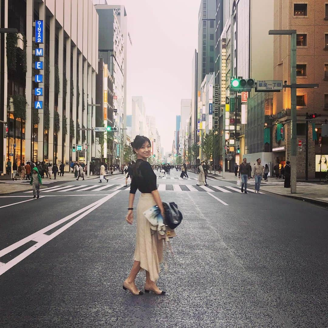 近藤しづかさんのインスタグラム写真 - (近藤しづかInstagram)「最近は変わりやすいお天気ですね☂️ お気に入りの傘を電車に忘れてしまいました😢 みんなも気をつけてね! 打ち合わせの日は歩きやすいパンプス♪ . 2年前から引っ越しをきっかけに モノは持たない方が居心地が良い事に気づいてから ミニマリストにシフトしているから... 服も昔のもの。 . 買うのは簡単だけれど 整理したり、あげたり捨てたり とても労力を使いますよね . 食べ物も食べることばかりじゃなく 出すことの方が大切だったりする！ ストレスも食べ物もお金も 何でも溜め込むのが1番だめだめ . 必要なものだけ取り入れて、出して 循環がスムーズな人になろう✨ . #ミニマリスト #シンプルライフ #シンプル #私服 #梅雨 #エシカル #エシカルライフ #エコ #rainyday #minimalist #simple #simplelife #ootd  #oggi fa il #piove #ginza #giappone」6月12日 9時42分 - shizuka_kondo