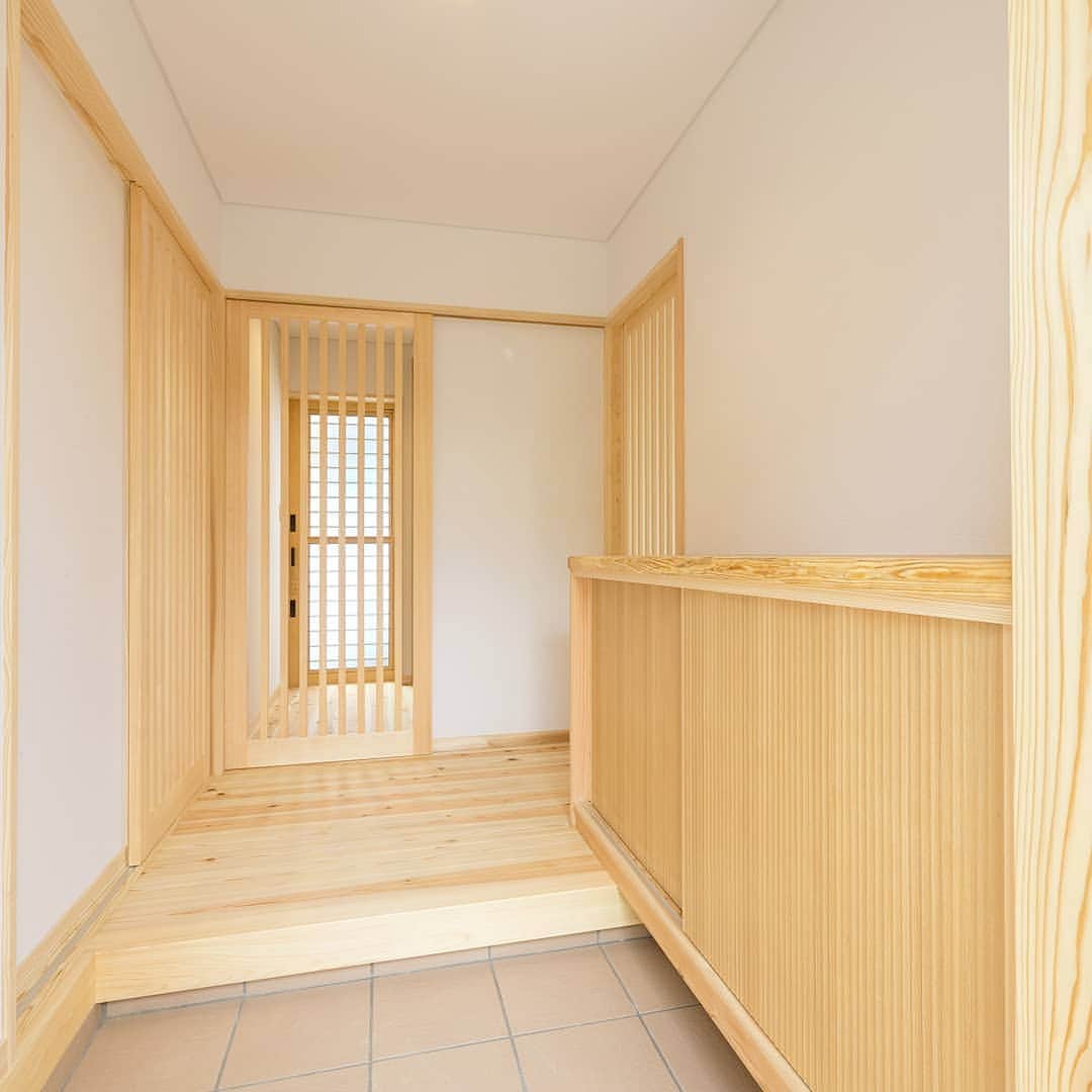 木の家ミヤシタさんのインスタグラム写真 - (木の家ミヤシタInstagram)「【木がいっぱいの玄関インテリア】 建具の縦ラインにこだわって造作した建具がかっこいい。 無垢材のトータルコーディネートです。  #インテリア #施工事例  @miyashita_wood  宮下は兵庫県神戸市北区の一級建築士事務所の工務店 です。 木造住宅による注文住宅の新築と建て替え、リフォーム、リノベーションをしています。  自社の製材所で兵庫県産木材の木を製材して大工の手仕事で木の家を建てています。 住宅性能 にもこだわり、セルロースファイバー断熱材を高気密高断熱のデコスドライ工法 を使い、床や内装に無垢材の杉・桧を取り入れています。  ハウスメーカー検討中の方、予算に合った木のある暮らしが叶うマイホーム作りをしてみませんか  Instagramの方は プロフィールページのURLをタップ  Facebookの方は↓↓こちらから https://miyashita-lww.jp  #宮下 #兵庫県 #神戸市北区 #工務店 #一級建築士事務所 #木造住宅 #注文住宅 #新築 #建て替え #リフォーム  #木 #製材所 #兵庫県産木材 #木の家 #住宅性能 #セルロースファイバー断熱材  #デコスドライ工法 #無垢材の床 #杉  #きれいな景色 #ハウスメーカー検討中  #ナチュラル #木のあるくらし  #マイホームづくり #ミヤシタの家 #木が好きな人と繋がりたい」6月12日 9時42分 - miyashita_wood