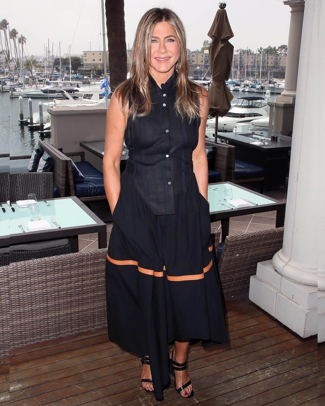 Just Jaredさんのインスタグラム写真 - (Just JaredInstagram)「Jennifer Aniston is joined by Adam Sandler at a “Murder Mystery” photo call in Marina Del Rey #JenniferAniston #AdamSandler #MurderMystery Photos: Getty」6月12日 9時42分 - justjared