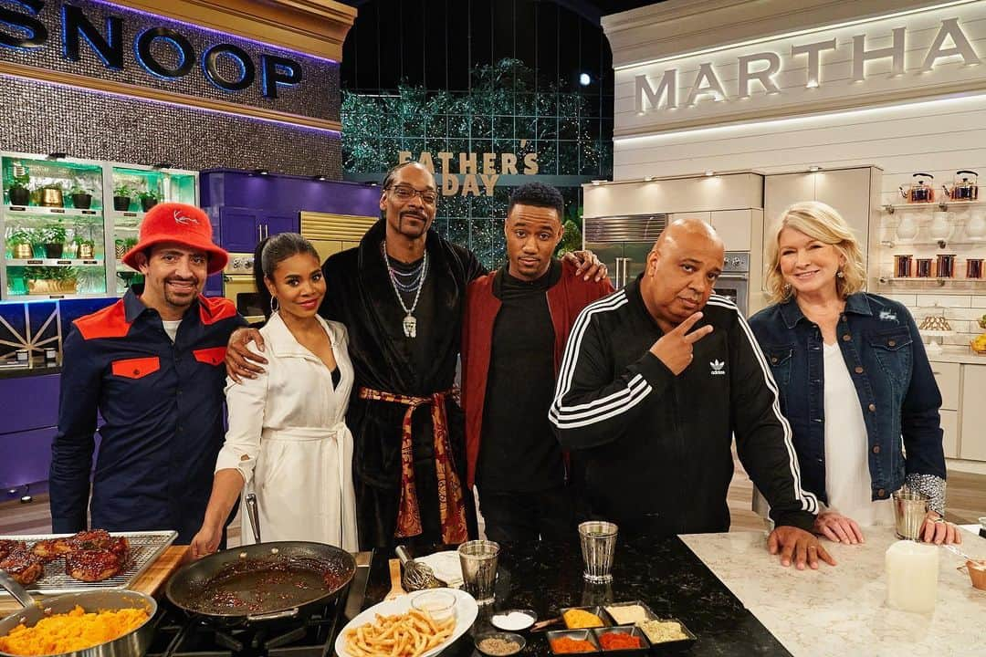 スヌープ・ドッグさんのインスタグラム写真 - (スヌープ・ドッグInstagram)「Teaming up with my friend Regina Hall to battle Martha Stewart & Rev Run on a new #FathersDay episode of @MarthaAndSnoop’s Potluck Party Challenge tonight at 9/8c with guest judge Jessie T. Usher on @VH1. #MarthaAndSnoop」6月12日 9時53分 - snoopdogg