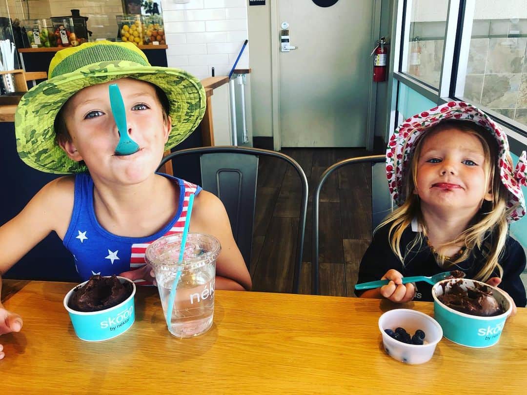 トニー・アゼベドのインスタグラム：「After spending all day filming with @maggie.steffens for @68sports in 100 degree weather the kids wanted to hang so vegan ice cream it is!」