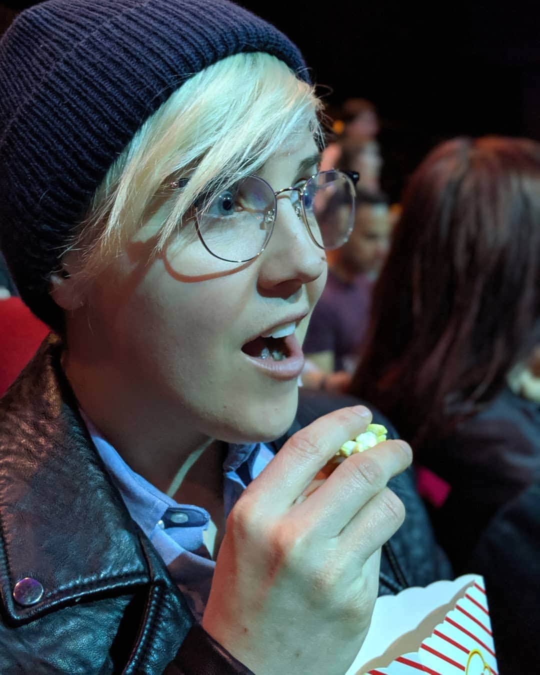 ハナー・ハートのインスタグラム：「me, watching couples argue in public (double tap if you're shameless too)」