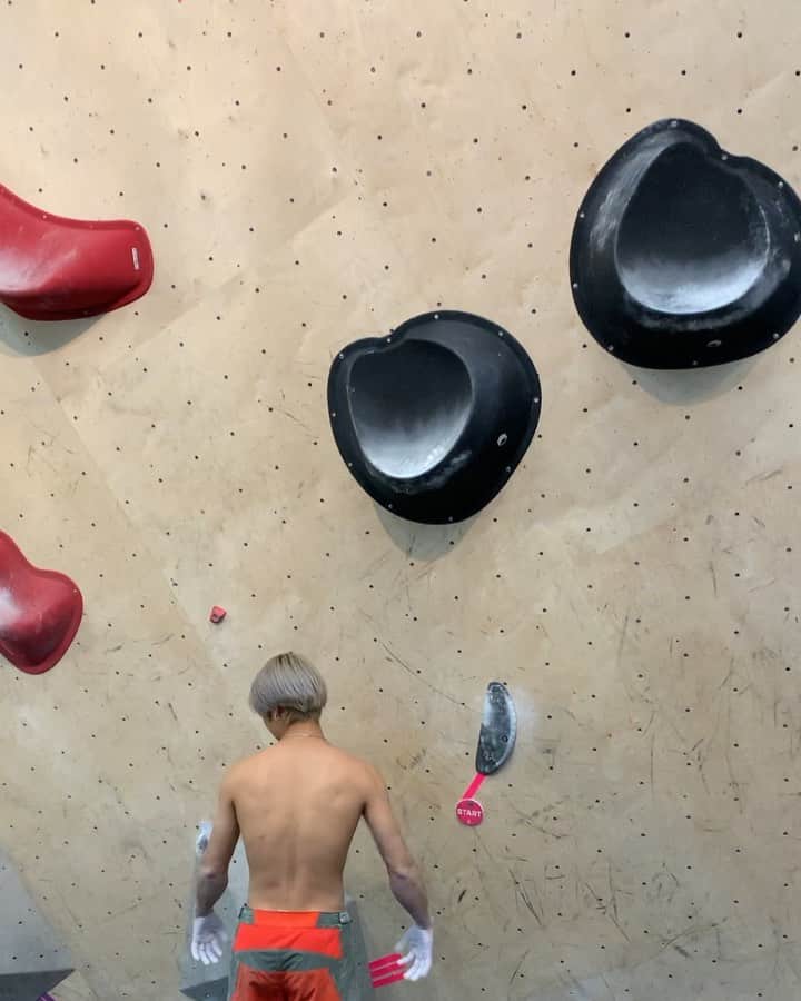 のインスタグラム：「Fun session today @joerockheads! This pink tape was set by @siul8tr and it was HARD!  @team_upthebloc @rollfilm_suck @eyecandyworks @scarpaspa #bouldering #climbing #ぼるだりんぐ #ボルダリング #toronto #トロント #トロント留学」