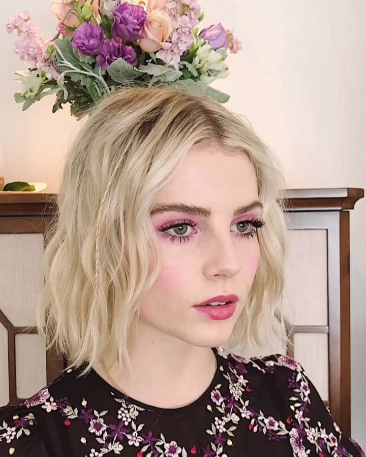 JO BAKERのインスタグラム：「L U C Y • B O Y N T O N 🇬🇧 Sweet pea pinks... on #lucyboynton today for @the_politician press day in sunny Santa Barbara!  #sweetpeas #british #summergarden favorites!! #girly #pink #tones  Style @leithclark  Hair @kyleeheathhair  Hair Colorist @mwselley (🇬🇧) Skin Prep @cynmarietherapy ( 🙌🏻 ) Makeup by me #jobakermakeupartist 💋」
