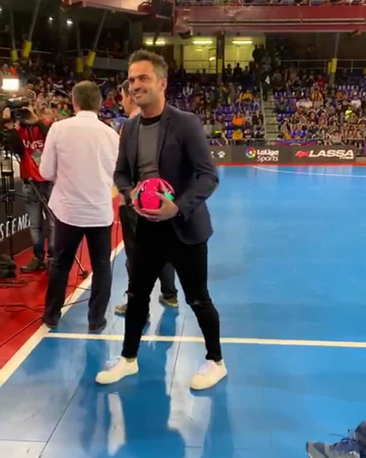 アレッサンドロ・ローザ・ヴィエイラのインスタグラム：「Que Alegria vir na Espanha 🇪🇸 e receber tanto carinho e tanto respeito! Obrigado #Barcelona ——- ¡Qué alegría venir en España 🇪🇸 y recibir tanto cariño y tanto respeto!  Gracias #Barcelona --- Gracias @lnfs89」