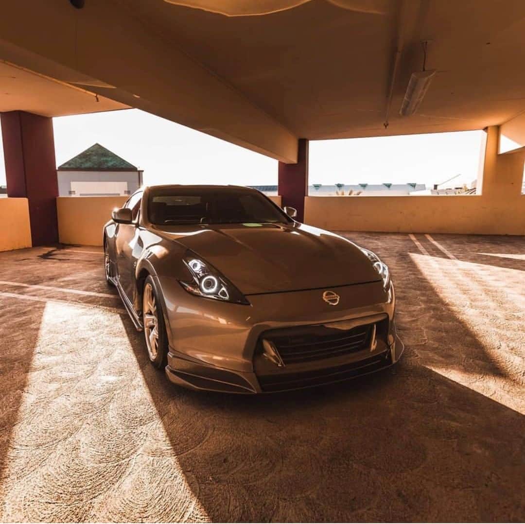 Nissanさんのインスタグラム写真 - (NissanInstagram)「Playing in the golden hour. #Nissan370Z #Nissan #370Z 📷: @clay.pham 🚗: @pany_z34」6月12日 10時00分 - nissan