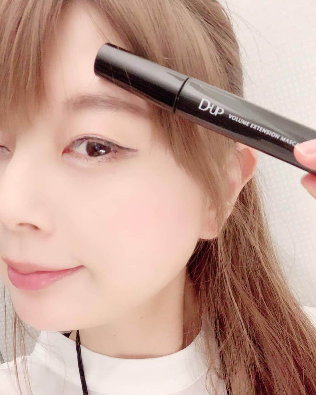 satomiさんのインスタグラム写真 - (satomiInstagram)「大好きなD-UP（@dupbeauty）コスメの御紹介❤︎ スワイプしてね➡︎➡︎➡︎ * * 繊細ボリュームマスカラとスルスル描ける潤いペンシルアイライナーを使ってるよ❤︎ ✼••┈┈┈┈┈┈┈┈┈┈┈┈┈┈┈┈••✼ 【マスカラ】 1本1本が濃く滑らかに伸びてきちんとボリュームが出るのに、ダマにならず上品なまつげに仕上がるよ！ 小さめのブラシだから下まつげも塗りやすい(ㅅ´ ˘ `)✨ ウォータープルーフタイプで水、汗、皮脂に強く、パンダ目になりにくいのにお湯で簡単オフできるのも👍 ✼••┈┈┈┈┈┈┈┈┈┈┈┈┈┈┈┈••✼ 【ペンシルアイライナー】 は全然擦っても落ちない密着ジェルペンシルで汗・水・皮脂を強力ブロックするスーパーウォータープルーフで1日中発色が続くのが👍 芯が柔らかいからまぶたのキワにも力を入れずスルスル描けてデカ目効果アップ⤴️ すぐに乾くから、まばたきしてもまぶたにつきにくいよ✨ ✼••┈┈┈┈┈┈┈┈┈┈┈┈┈┈┈┈••✼ * * #PR  #ディーアップ #ディーアップマスカラ #ディーアップアイライナー #DUP #美容垢 #黒モノコスメ #アイライナー #アイメイク #コスメ #美容好きな人と繋がりたい  #メイク#おすすめ @dupbeauty #落ちないアイメイク #ドアップで失礼します」6月12日 10時09分 - saatoomii47