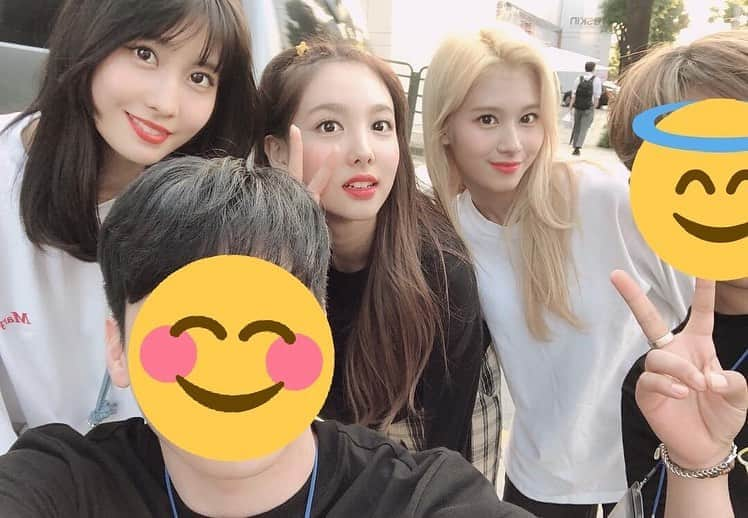 モモさんのインスタグラム写真 - (モモInstagram)「♡ [Update] 190611 - Momo, Nayeon & Sana w/ fans -  #MOMO #트와이스 #모모 #平井もも #もも #TWICE © @/chulsoo09, @/hjaaaeee」6月12日 21時00分 - momojype