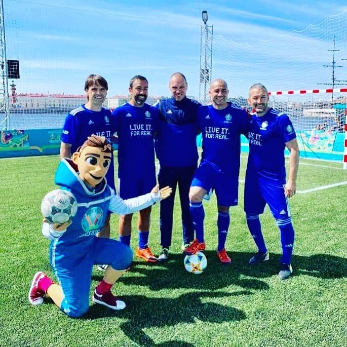 のインスタグラム：「Enjoyed being in 🇷🇺St Petersburg to celebrate one year to go until @euro2020 🏆⚽️👌see you there! #euro2020  #uefa #russia #saintpetersburg」