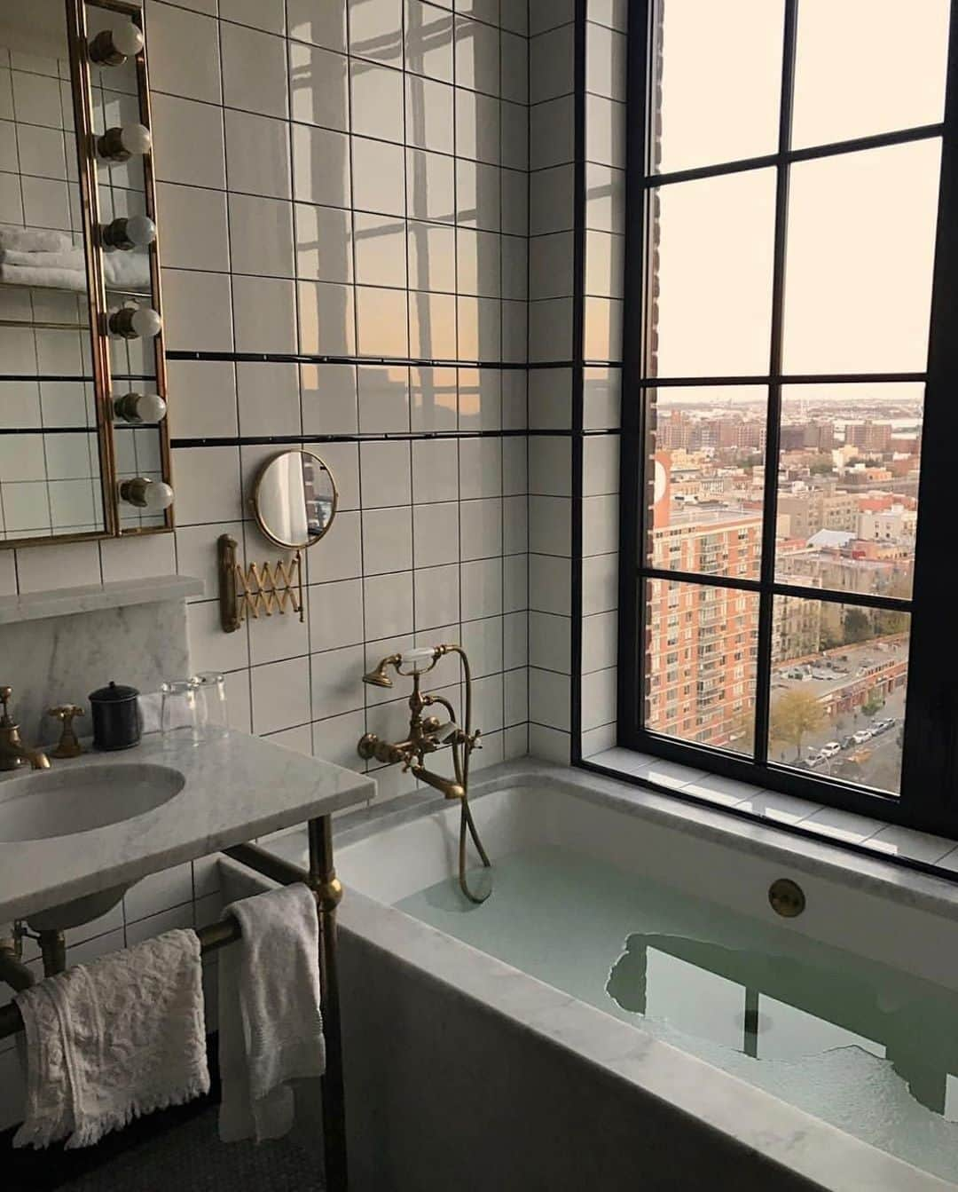 Marvis®️ Official Partnerさんのインスタグラム写真 - (Marvis®️ Official PartnerInstagram)「Our kind of hideout 🛁🖤 @gooseberryintimates⠀⠀⠀⠀⠀⠀⠀⠀⠀ .⠀⠀⠀⠀⠀⠀⠀⠀⠀ .⠀⠀⠀⠀⠀⠀⠀⠀⠀ .⠀⠀⠀⠀⠀⠀⠀⠀⠀ .⠀⠀⠀⠀⠀⠀⠀⠀⠀ #luxurylife #littleluxuries #cobigelow #marvis #marvistoothpaste #morningswithmarvis #showusyourflavor #healthyteeth #pearlywhites #topshelf #topshelfie #itgtopshelfie #beautyjunkie #flavor #beautyrituals #healthandwellness #morningroutine #interiors #bathroomdesign #bathroomsofinstagram」6月12日 21時01分 - marvis_usa