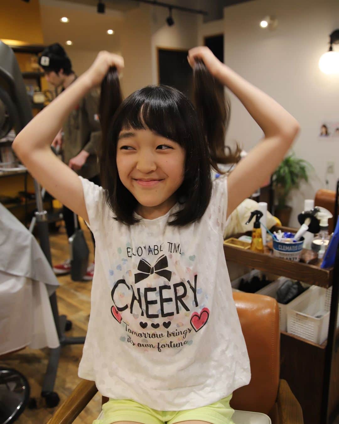 kazutakahamazatoのインスタグラム：「ヘアドネーション。そして人生初の美容室。はじめは緊張してたけど、時間と共に楽しんでくれてました^ ^ Aちゃんありがとうね！ 担当 松井チーフ #ヘアドネーション #hair equal #三国美容室 #三国 #キッズルーム #子連れでいける  #hair#hairstyle #スタッフ募集 #縮毛矯正が得意  #コタ #COTA #ヘアケア #駅ちか #美容室 #美容室求人 #美容師募集 #スタイリスト募集 #アシスタント募集 #メンズ  #メンズヘア #ボブ #子供カット #トリートメント  #トキオトリートメント #酸性ストレート  #酸性デジタルパーマ #ヘアドネーション #写真好きな人と繋がりたい」
