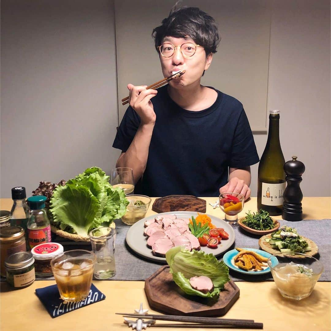 みわこさんのインスタグラム写真 - (みわこInstagram)「＊ きょうも1日おつかれさま☻ . ・豚ヒレ肉のローストポーク（レタス巻き） ・芹のさっと炒め📚 ・葱オイルサーディンのせキュウリ ・ベビーコーンのチリバター ・焦がし焼きパプリカのマリネ📚 ・山独活と新玉ねぎのお澄まし📚 . 低温調理にかけてたヒレ肉のローストポークはしっとり きれいな桜色。めがねくんがお山のお母さんの畑から 5時間前に収穫してきた採れたてレタスでくるんでぱくり。 PRESSブログに📚マーク3品分の作り方を 書いていますのでよろしければ見てください♡📚☺️🤓 （分量書いてないのでレシピと言っていいのか分からず） . 夏秋のイベント出店予定が少しづつ決まってきました。 今年も、いつもお声がけ頂くイベントに加え、 初上陸な県・初出店のイベントなどにも どんどんチャレンジしていきたいなと思っています。 そして、今わたしたちがやりたいなぁって 思っていることを一覧にまとめてみたので、 この場をお借りしてアップさせてください。 コメントDMお待ちしておりま〜す☺️🤓☕️🍞 . 【①パンとコーヒーは通信販売もしています】 店頭＋イベントでの販売がメインかと思いきや 実はパンもコーヒーも通信販売で常時全国発送しています。 （ @obashcrust @coffeean1980 のそれぞれのURLから） パンはベーカリースタッフが大切に心を込めて、 コーヒーもめがねくんがお手紙を添えお送りしています。 パンのご注文時、コメント欄にお書き添え頂くと コーヒーも同じお荷物で発送することもできます。 . 【②西日本を中心に手売り出店販売しています】 わたしたち夫婦で、パンとコーヒーを持って、 行ったことない場所へ出掛けたいと思っています。 お店の軒先をお借りしたり、イベント出店など、 ここはどうかな？って場所を教えてください。 . 【③パンとコーヒーの発送（委託販売）】 店舗様にお委ねする委託販売もさせて頂いています。 イベント主催者様（食系・雑貨系・音楽系等）は もちろん、雑貨屋さんや自然食品店さんなどで、 月1・2回パンの日開催したいな〜などもご相談ください。 . 【③業務用パン・コーヒーのご相談もどうぞ】 カフェや飲食店などで、パンやコーヒーを 使ってくださる方を大募集しています。 飲食店以外にも、シェアオフィスや学習塾や ゲストハウス等の冷凍庫にパンを備え付けたい・ 保育所のおやつ・ホテルの朝食パンを変えたい・ オフィスなど、人が集まる場のコーヒーを おいしいのに変えたいという方など、 いずれも簡易包装ですが卸価格で販売できます。 条件はありますがお気軽にご相談ください。 （サポートはメッセージでこまめにさせて頂きます。 近場であれば、実際にレクチャーにも参ります。 夏の間が時間融通が利くのでうれしいです） . 【④その他いろいろ】 フードケータリング・コーヒーセミナー講師・ レシピ監修・オリジナルブレンド制作など 思い浮かんだら何でもお声がけください☺️🤓」6月12日 21時03分 - meganeandmiwa