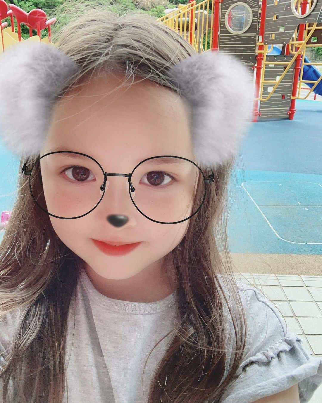 バイリンガル3兄妹のインスタグラム：「セルフィーきめてるけど、 背景普通にいつもの公園ですから😂😂 ・ ・ さて！ 今から恐ろしいこと言いますけど… ・ なんと… 上2人明日で学校終了。 ・ 約10週間の長すぎる夏休みに突入いたします… ・ ぎゃー！！！😭 ・ ここから4週間くらいはまだ華は幼稚園があるので、しばらくは私とエマの時間が続くかな♡ ・ 空雅はもう、私のことはあまり相手にしてくれません。 ・ こんな日が来る来るとは聞いていたけど 来るんですねー😂 ・ ・ #長い夏休みの幕開け #バイリンガル3兄妹」