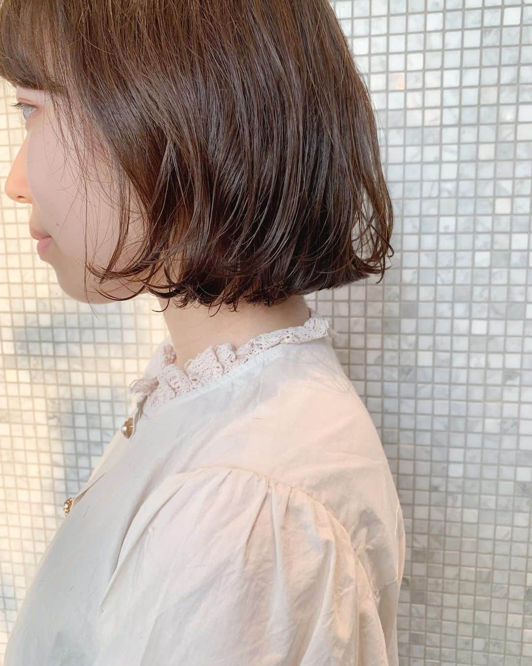 福間エリサさんのインスタグラム写真 - (福間エリサInstagram)「フレンチなbob perm 🇫🇷﻿ ﻿ #ボブパーマ#フレンチボブ﻿ ﻿ ♡新生活で美容室探している方も大歓迎♡﻿ 10代〜40代の女性のお客様を幅広い年齢層で﻿ 担当させて頂いてます。﻿ ﻿ ・カラーや縮毛矯正etc...髪の毛を傷ませない施術で﻿ "キレイになってる!"を実感して頂けます。﻿ ﻿ ・独自のカット方法で﻿ くせ毛の方も"まとまる"﻿ さらにくせを"活かす"﻿ 直毛の髪の毛を"柔らかく"見せる"﻿ が叶えられます♡﻿ ﻿ ・お家でのスタイリング方法やアレンジの仕方も﻿ 1人ひとりに合わせてお伝えしています。﻿ ﻿ ♡小さなお悩みでもお気軽に相談して下さい♡﻿ ﻿-----------------﻿﻿ ✂︎ZACC vie ✂︎﻿﻿ 🚋表参道駅【B2】出口出てすぐ！﻿﻿ ご予約専用ダイヤル☎︎03-5468-5882﻿﻿ 【火曜定休・水曜臨時定休】﻿﻿ -----------------﻿﻿ ✂︎price✂︎﻿﻿ 《前髪cut》¥1.080﻿﻿ 《cut》¥7.000﻿﻿ 《cut&color》 ¥16.740﻿﻿ 《cut&perm》 ¥16.800〜﻿﻿ 《cut&color&treatment》 ¥23.740﻿﻿ 《Hairset》¥5.940﻿ ﻿----------------﻿」6月12日 21時04分 - erisa_fukuma