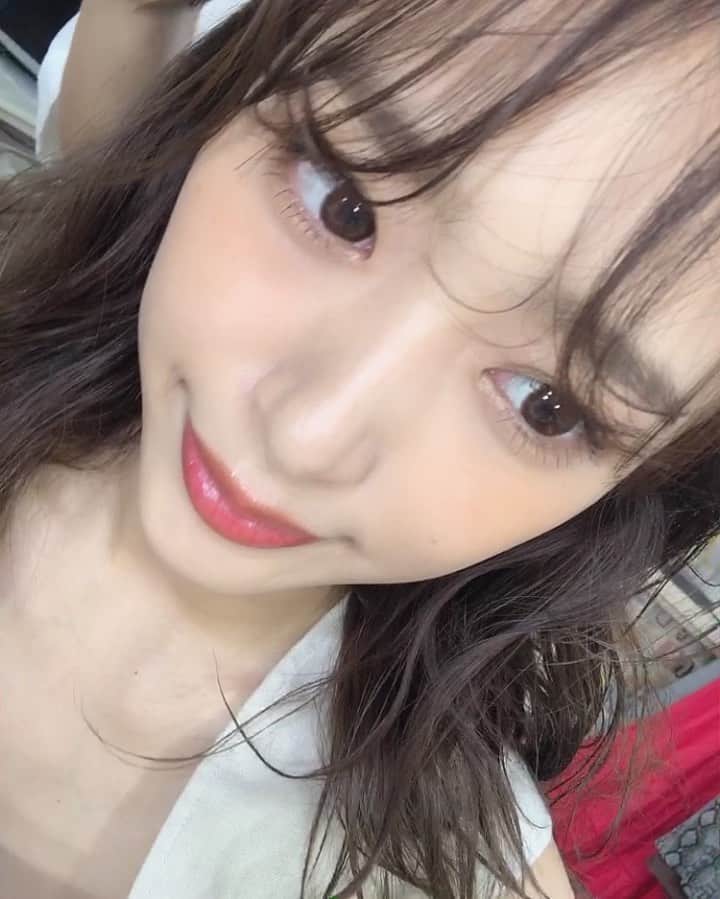 近藤千尋のインスタグラム：「最近の撮影makeはこんな感じです🤲 アイシャドウは薄めで オレンジ🍊チーク🧡 #サムの声が入ってる #肌が強い #って言ってるw  そしてそして、 15日のイベント皆様お待ちしてます🥰❤️ 『Beautycon Tokyo』 〜LA発 世界最大級の美容フェス日本初上陸〜 日本初上陸のBeautyconでは、トップクラスのヘアメイクアップアーティストによるメイクチュートリアル、 モデルやタレントによるビューティートークショー、化粧品ブランドによるブース出展などを展開予定。 今年のメイクトレンドからメイクのテクニック、 美を取り入れたライフスタイルなど、最新のビューティートレンドをキャッチできます！  会場 ： ベルサール渋谷ガーデン 日時 ： 2019年6月15日(土)  13:00-18:00  2019年6月16日（日） 11:00-16:00 チケット ： 前売り券 2,500円 / 当日券 3,500円 ※チケットぴあにて販売中！  https://w.pia.jp/t/beautycontokyo/  #beautycontokyo」
